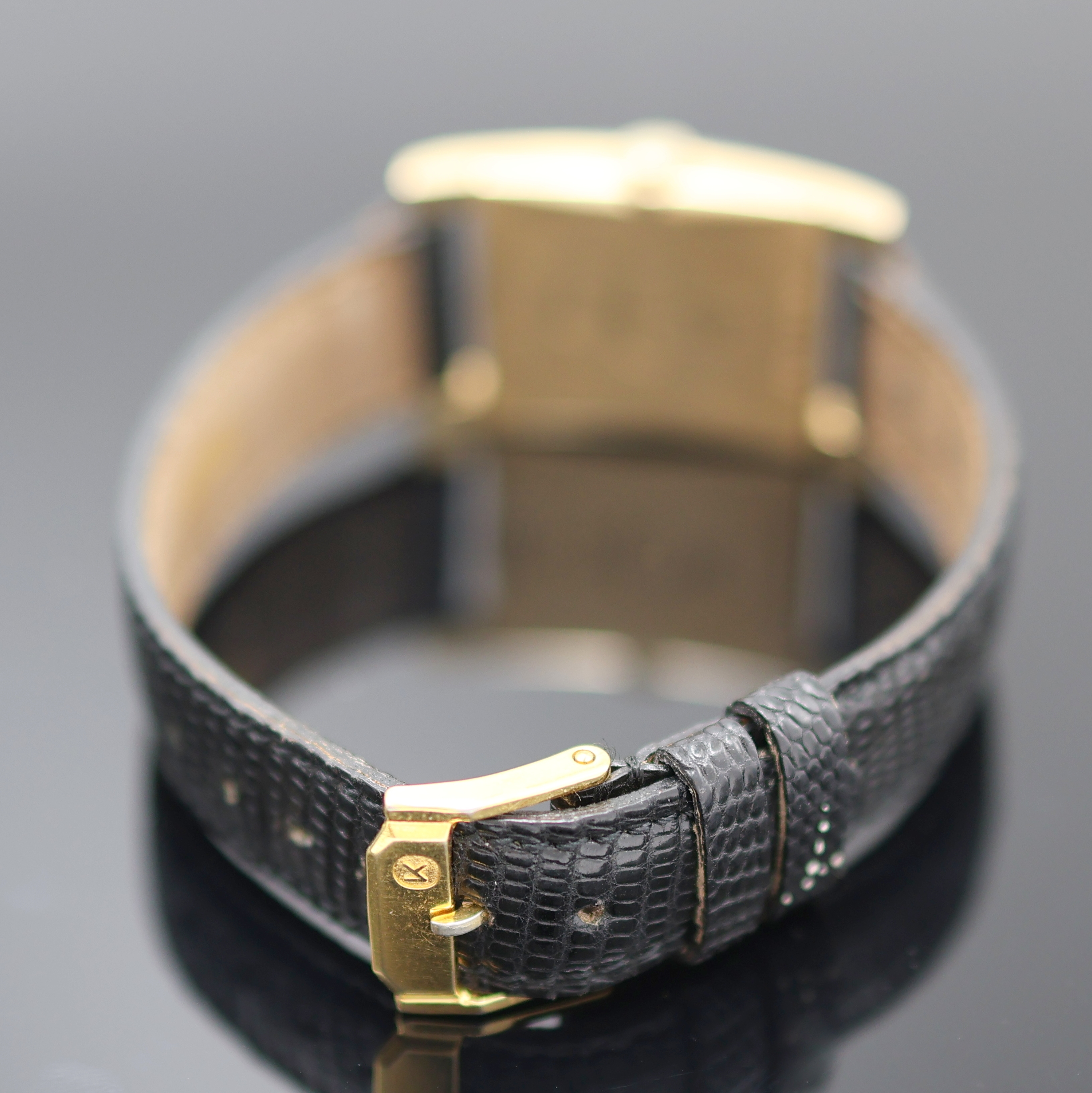 Detail b: GRUEN Precision Armbanduhr in GG 585/000, USA um 1945, Handaufzug, Boden m. Monogramm aufgedr., schwarzes Zifferbl. m. arab. Zahlen u. gold. ...