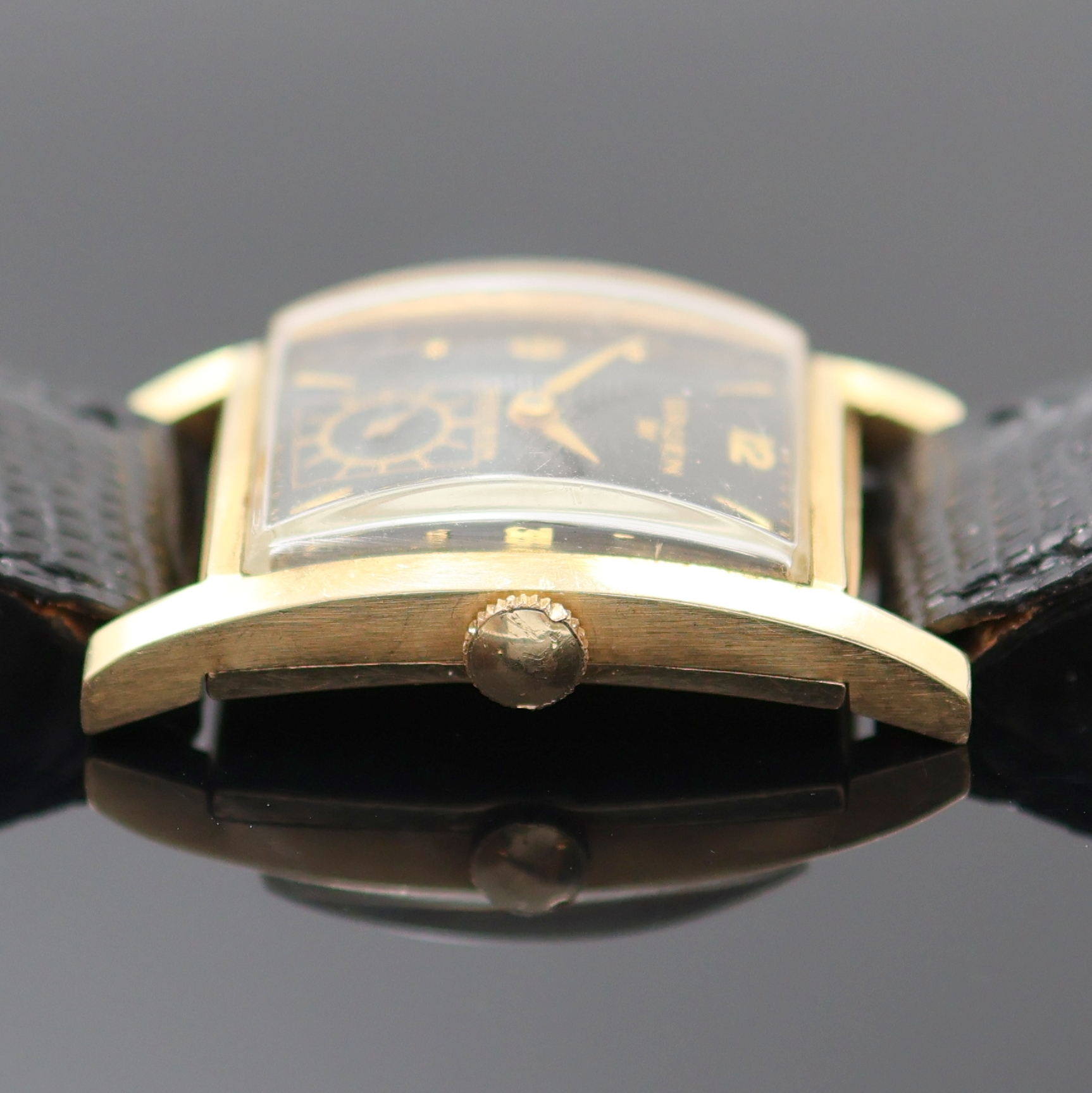 Detail c: GRUEN Precision Armbanduhr in GG 585/000, USA um 1945, Handaufzug, Boden m. Monogramm aufgedr., schwarzes Zifferbl. m. arab. Zahlen u. gold. ...