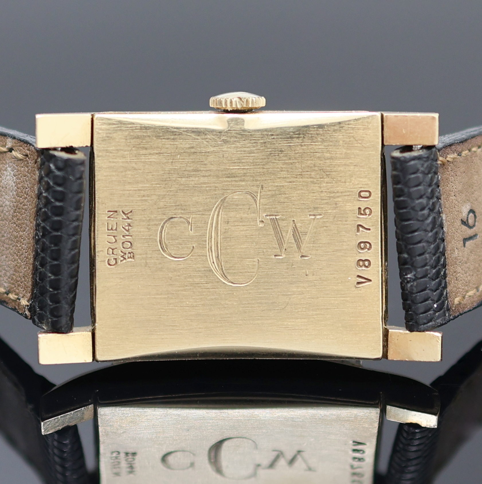Detail d: GRUEN Precision Armbanduhr in GG 585/000, USA um 1945, Handaufzug, Boden m. Monogramm aufgedr., schwarzes Zifferbl. m. arab. Zahlen u. gold. ...
