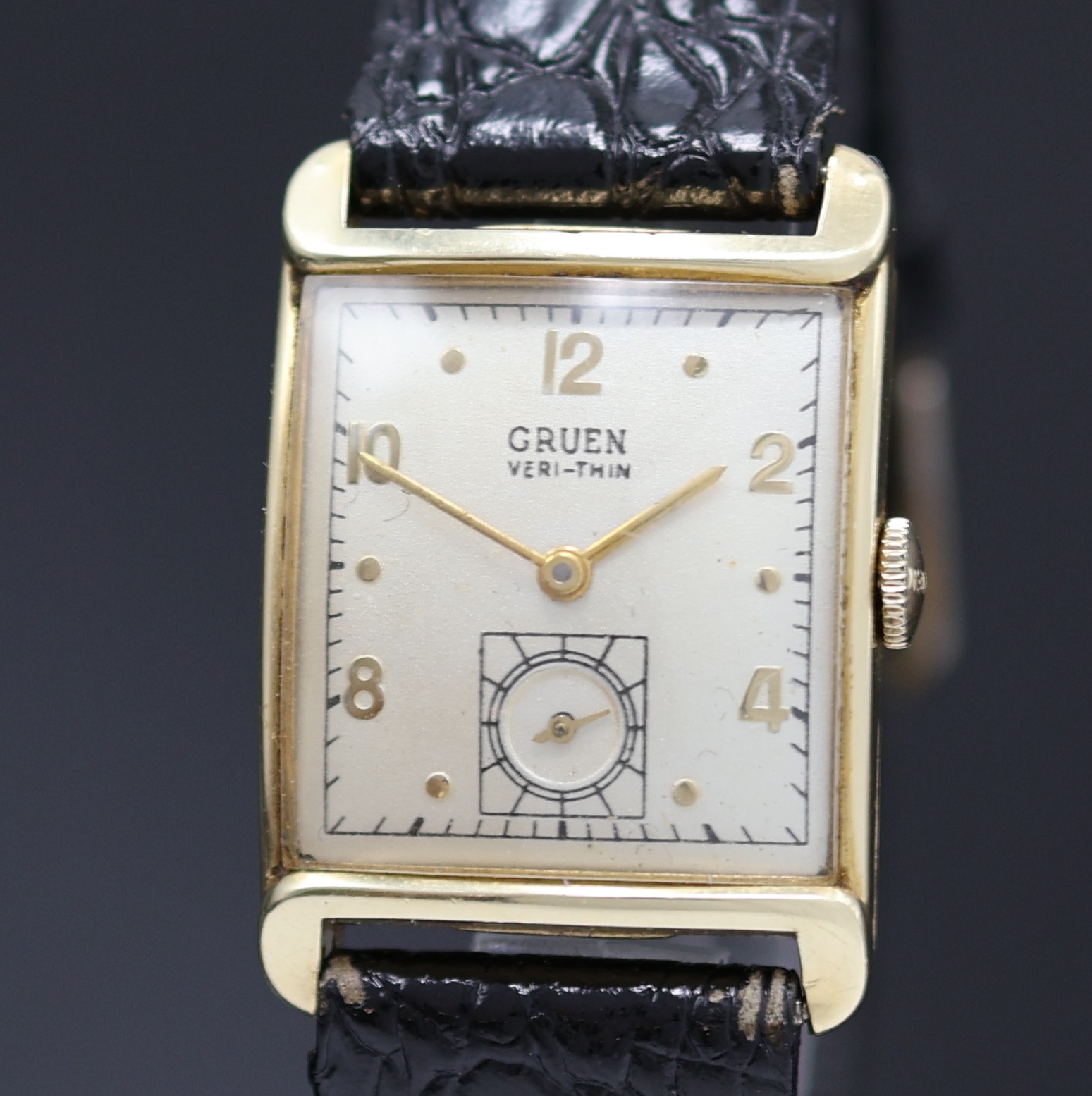 Detail a: GRUEN Verithin rechteckige Armbanduhr in GG 585/000, USA um 1945, Handaufzug, Boden aufgedr., silb. Zifferbl. rest., arab. Zahlen u. gold. Std.-Ind., ...