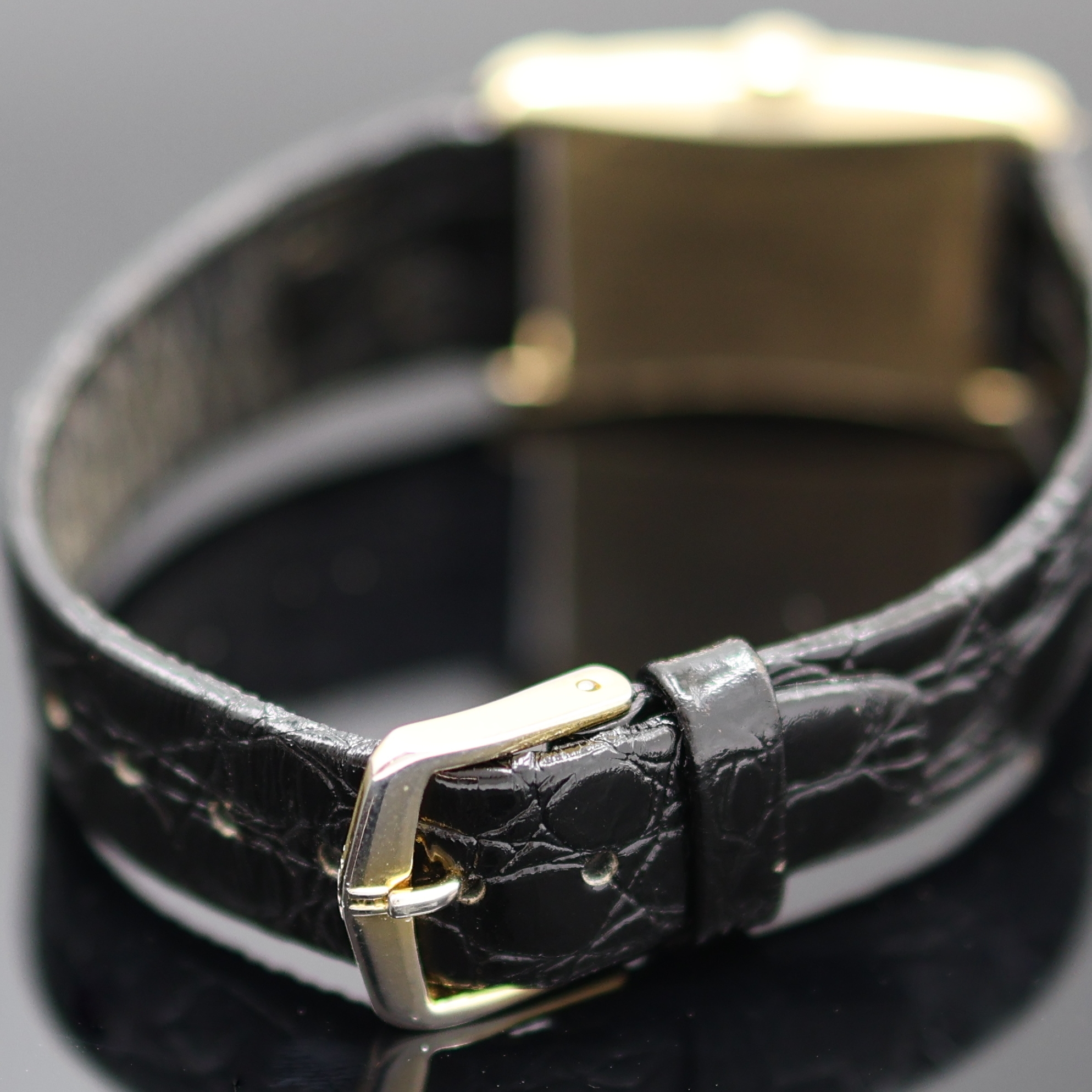 Detail b: GRUEN Verithin rechteckige Armbanduhr in GG 585/000, USA um 1945, Handaufzug, Boden aufgedr., silb. Zifferbl. rest., arab. Zahlen u. gold. Std.-Ind., ...