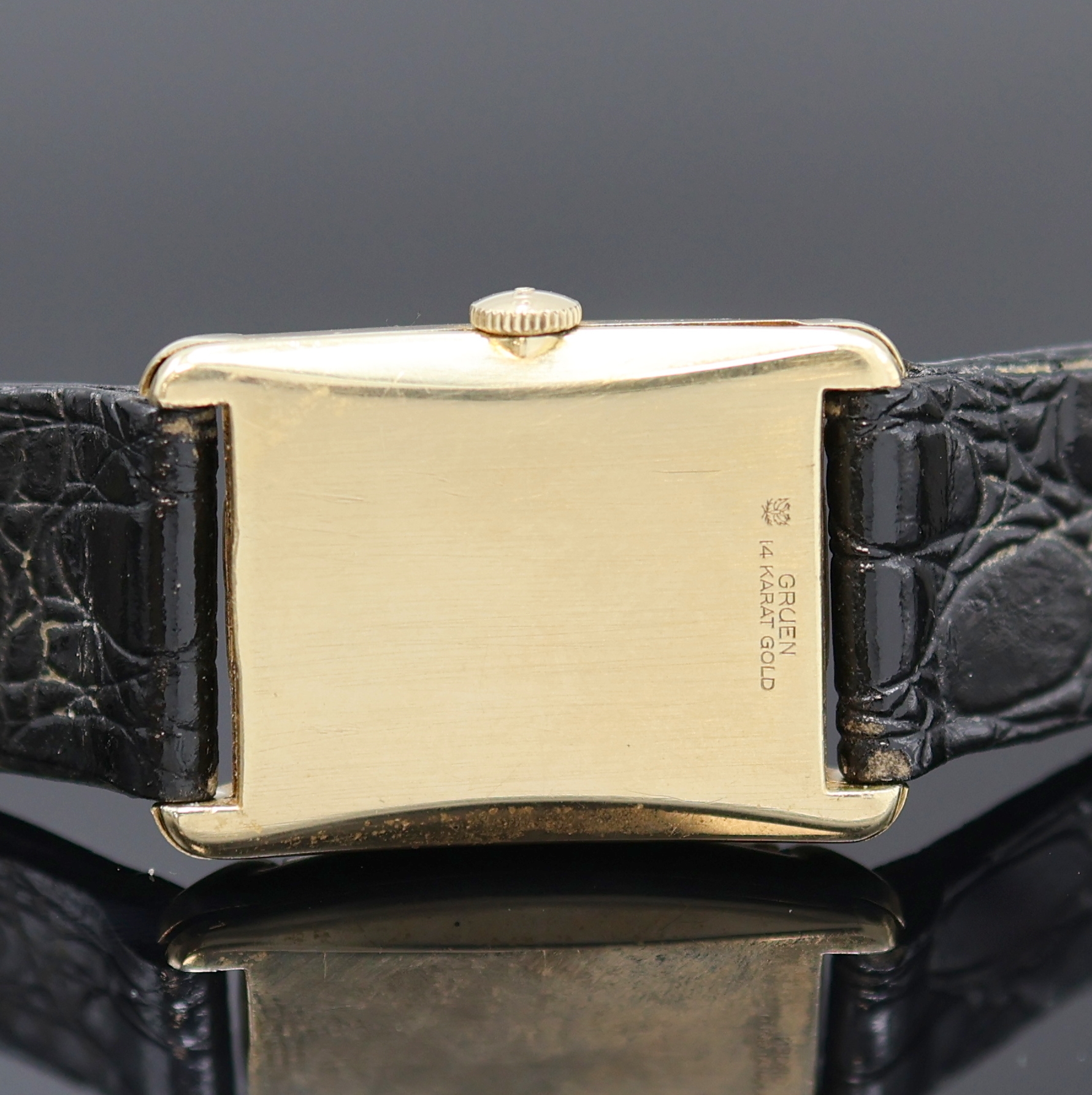 Detail d: GRUEN Verithin rechteckige Armbanduhr in GG 585/000, USA um 1945, Handaufzug, Boden aufgedr., silb. Zifferbl. rest., arab. Zahlen u. gold. Std.-Ind., ...