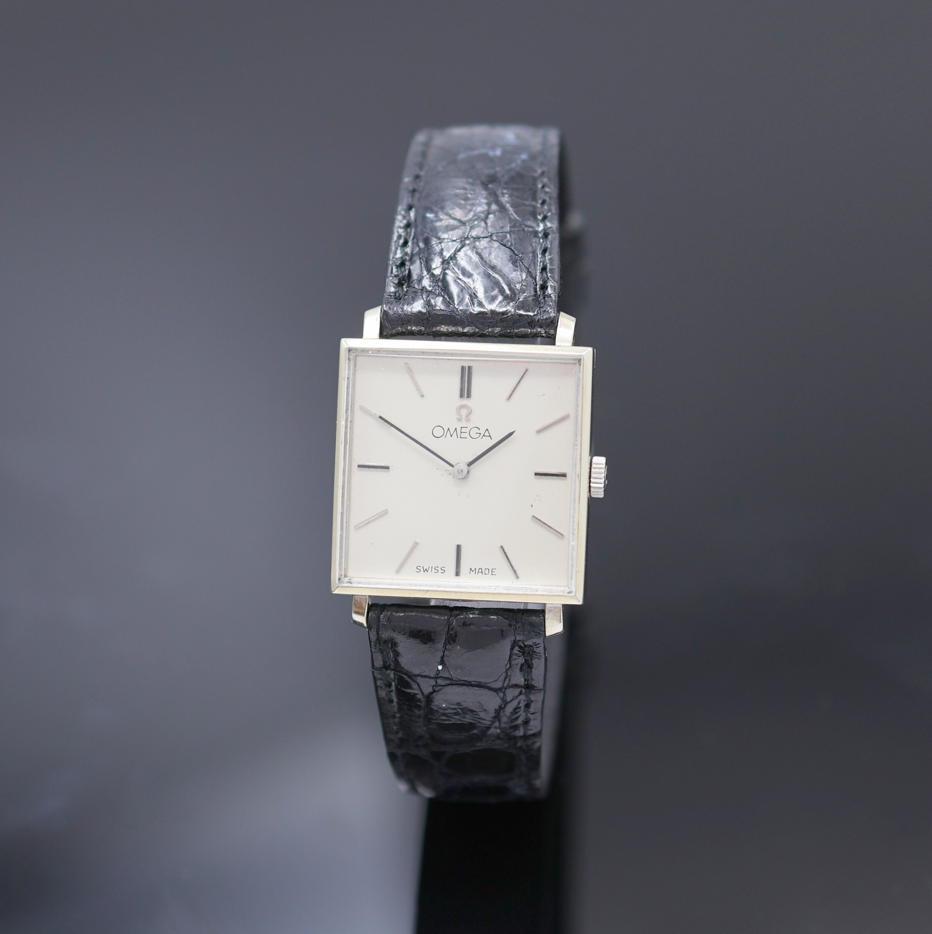 OMEGA Armbanduhr in WG 585/000, Schweiz f. den amerikanischen Markt um 1968, Handaufzug, Boden aufgedr., silb. Zifferbl. rest., aufges. Std.-Ind., ...