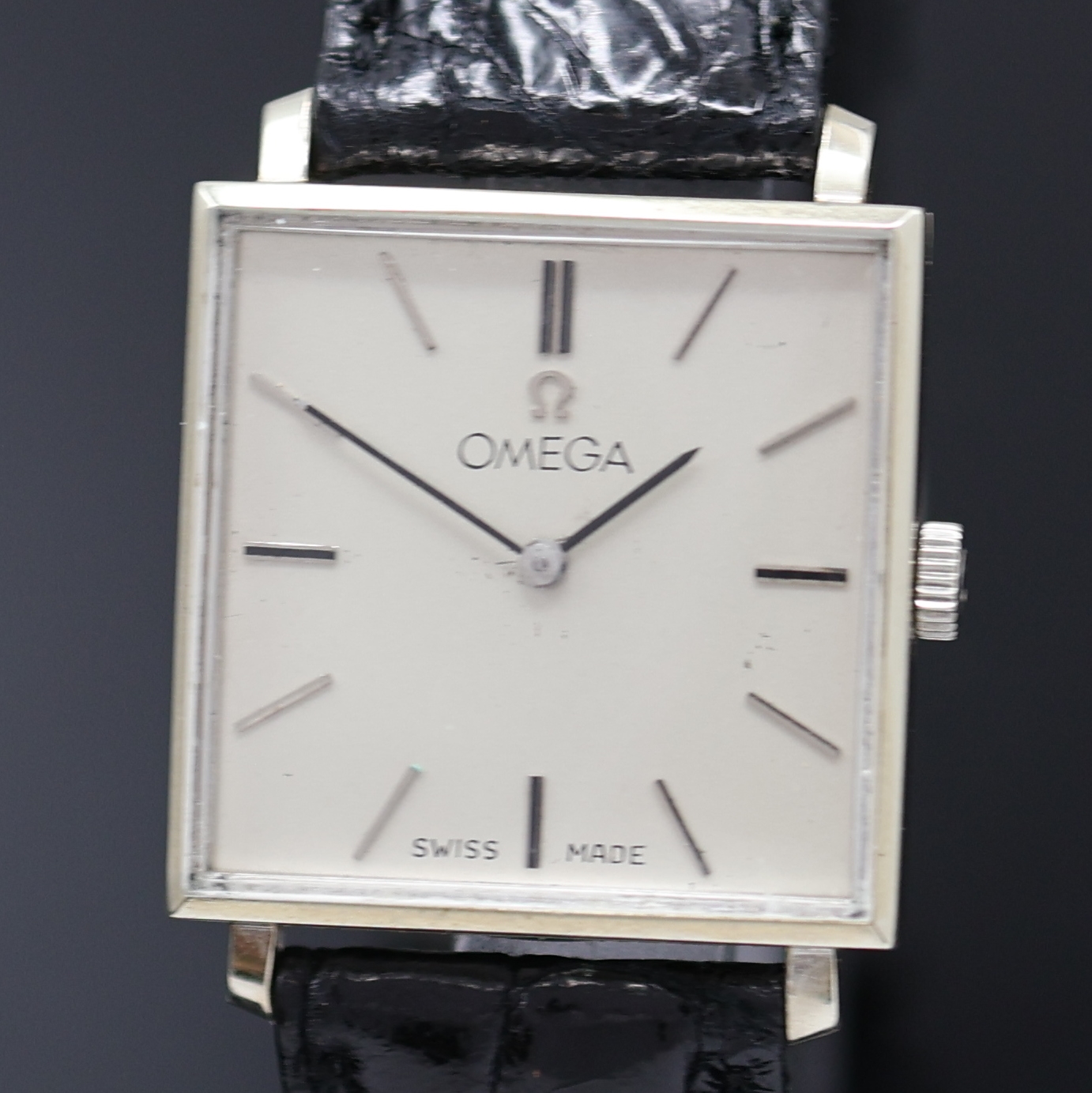 Detail a: OMEGA Armbanduhr in WG 585/000, Schweiz f. den amerikanischen Markt um 1968, Handaufzug, Boden aufgedr., silb. Zifferbl. rest., aufges. Std.-Ind., ...