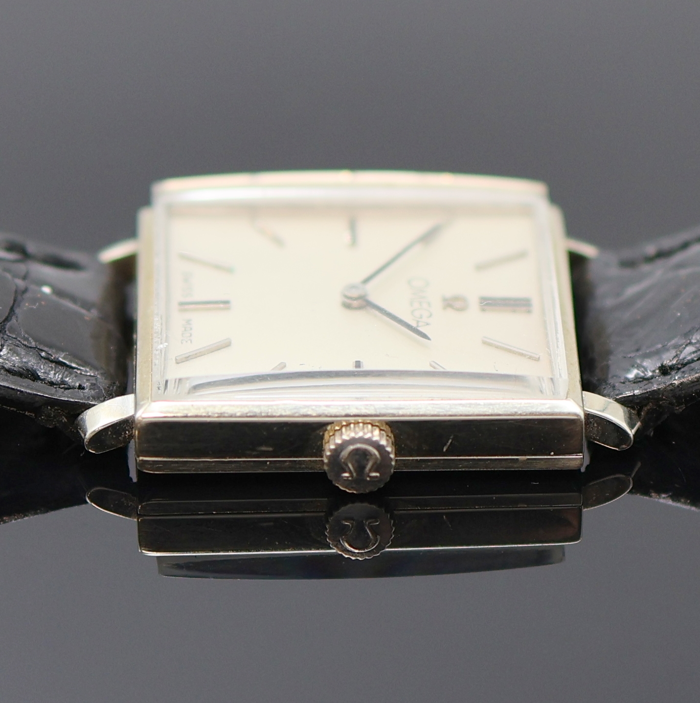 Detail b: OMEGA Armbanduhr in WG 585/000, Schweiz f. den amerikanischen Markt um 1968, Handaufzug, Boden aufgedr., silb. Zifferbl. rest., aufges. Std.-Ind., ...