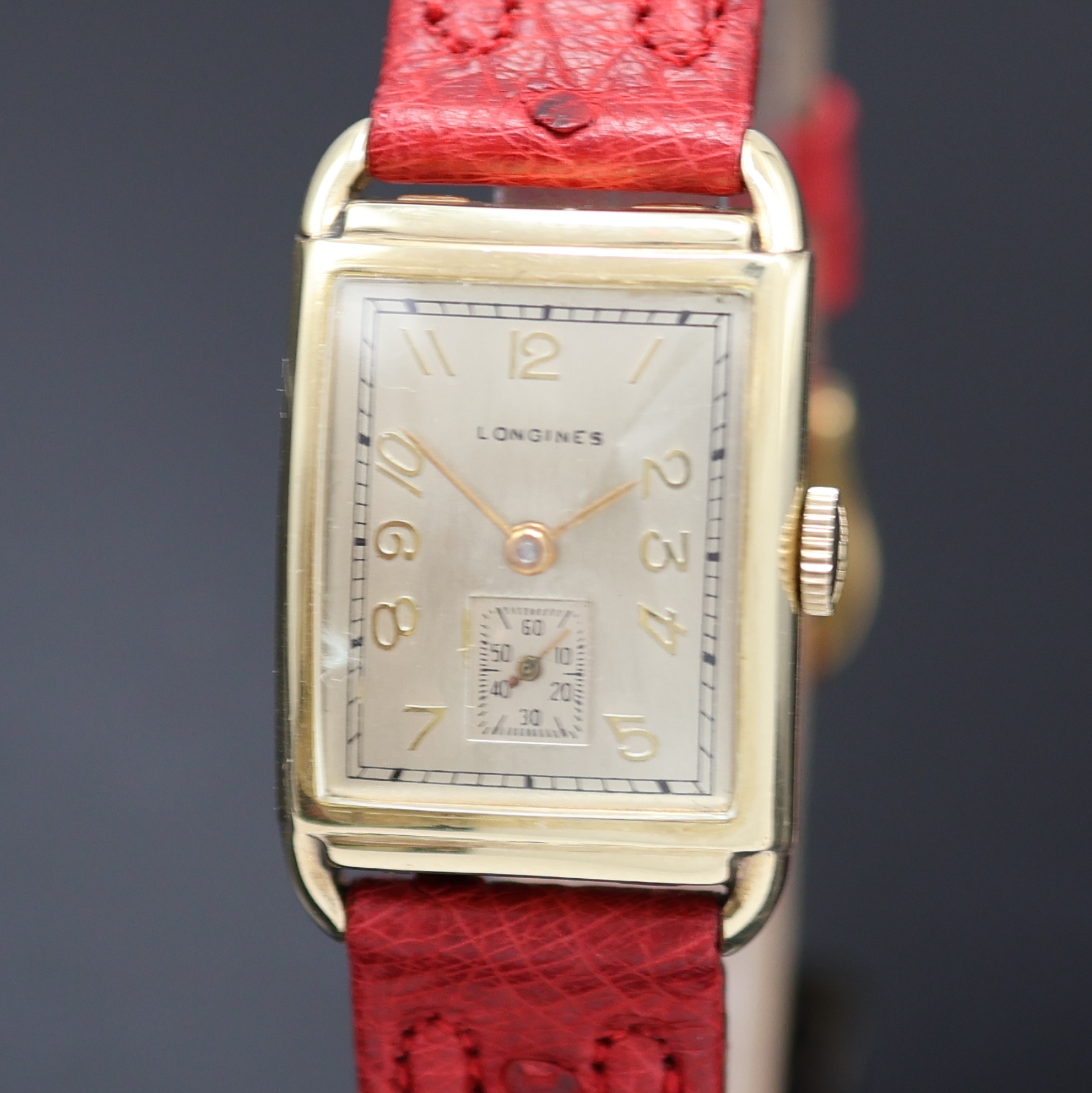 Detail a: LONGINES rechteckige Armbanduhr in GG 585/000, Schweiz/USA um 1945, Handaufzug, Boden aufgedr., silb. Zifferbl. rest., gold. arab. Zahlen, gold. ...