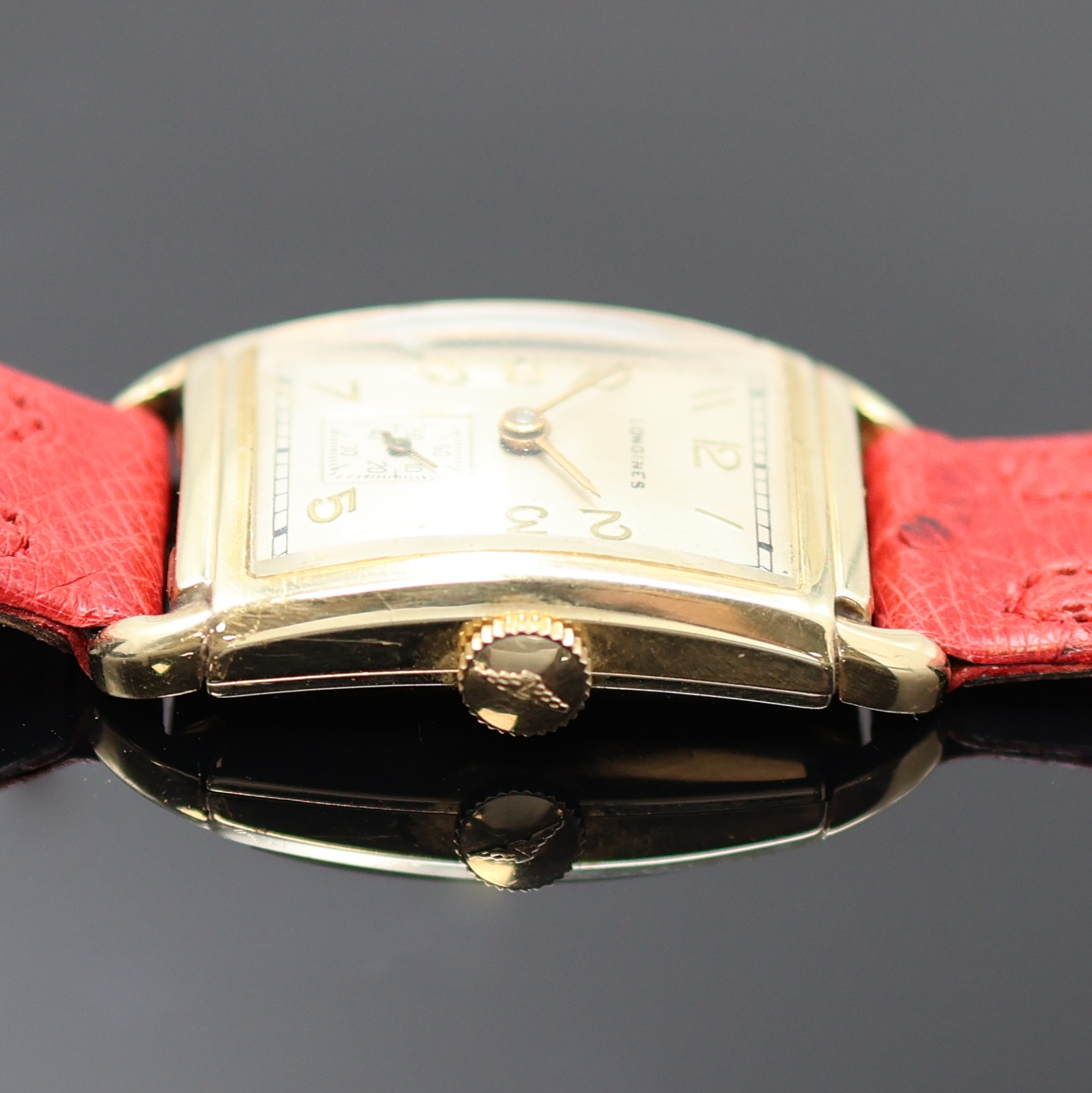 Detail b: LONGINES rechteckige Armbanduhr in GG 585/000, Schweiz/USA um 1945, Handaufzug, Boden aufgedr., silb. Zifferbl. rest., gold. arab. Zahlen, gold. ...