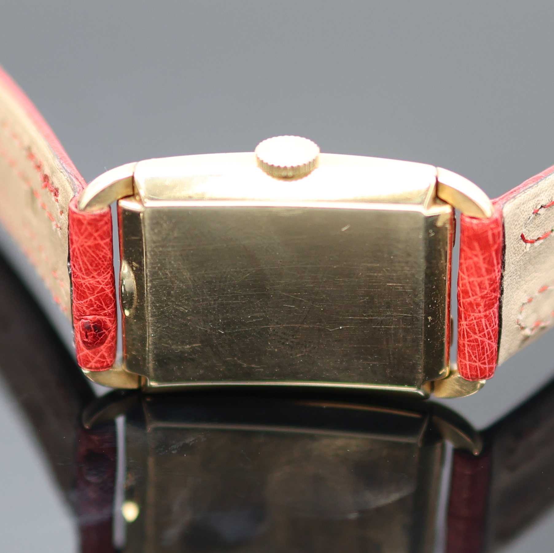 Detail c: LONGINES rechteckige Armbanduhr in GG 585/000, Schweiz/USA um 1945, Handaufzug, Boden aufgedr., silb. Zifferbl. rest., gold. arab. Zahlen, gold. ...
