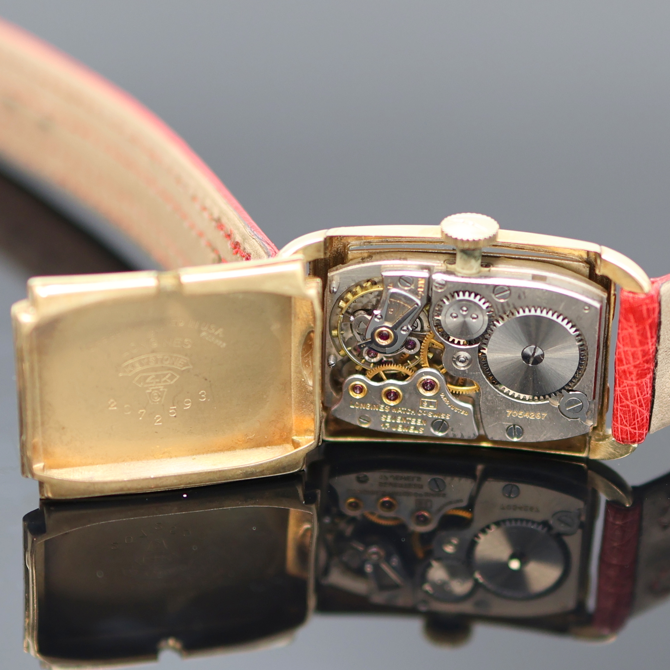 Detail d: LONGINES rechteckige Armbanduhr in GG 585/000, Schweiz/USA um 1945, Handaufzug, Boden aufgedr., silb. Zifferbl. rest., gold. arab. Zahlen, gold. ...