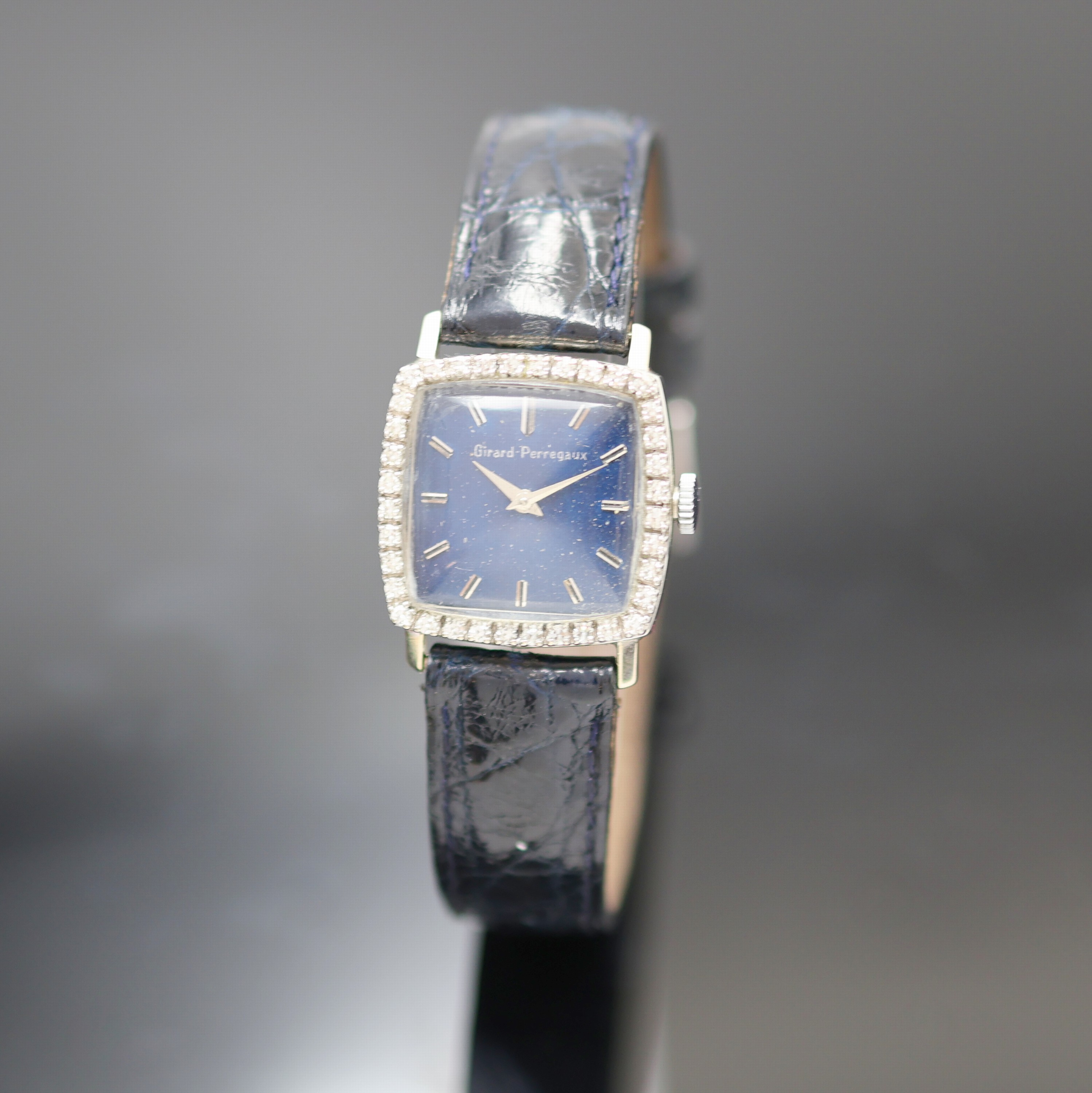GIRARD PERREGAUX Armbanduhr in WG 585/000 mit Diamanten, Schweiz um 1950, Handaufzug, Boden aufgedr., Lünette aufw. m. Diamanten bes., blaues ...