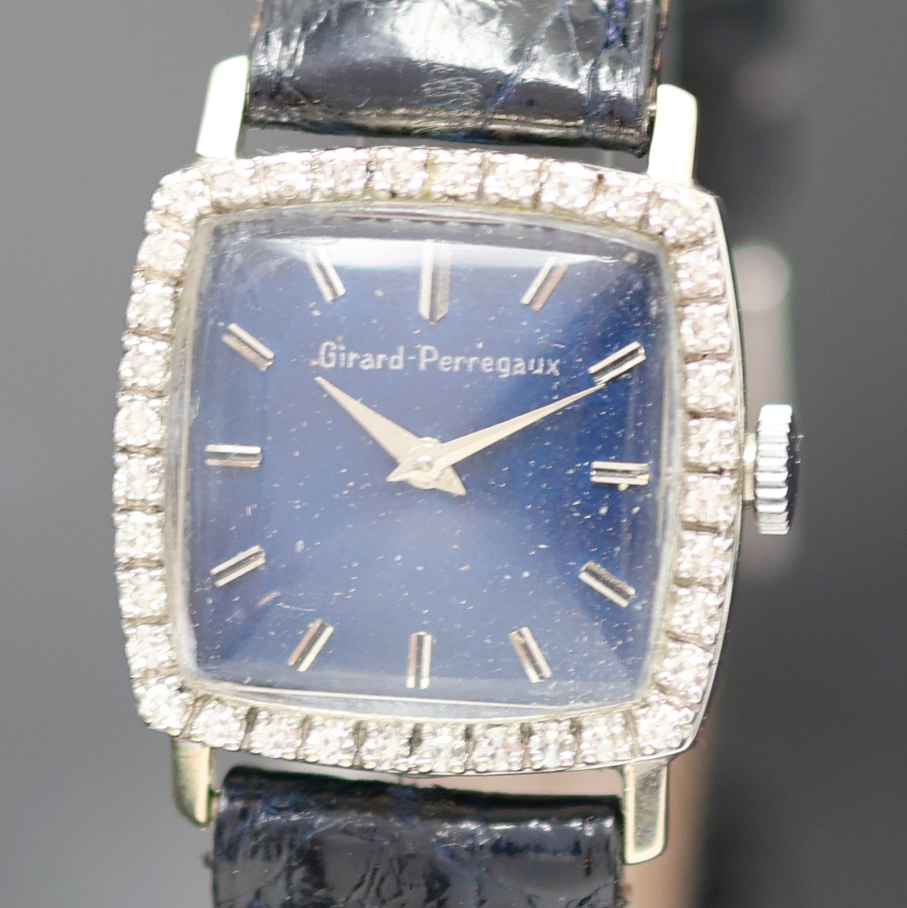 Detail a: GIRARD PERREGAUX Armbanduhr in WG 585/000 mit Diamanten, Schweiz um 1950, Handaufzug, Boden aufgedr., Lünette aufw. m. Diamanten bes., blaues ...