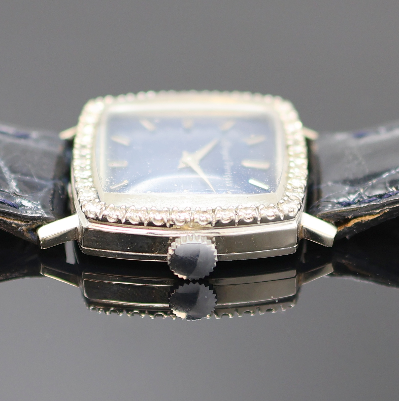 Detail c: GIRARD PERREGAUX Armbanduhr in WG 585/000 mit Diamanten, Schweiz um 1950, Handaufzug, Boden aufgedr., Lünette aufw. m. Diamanten bes., blaues ...