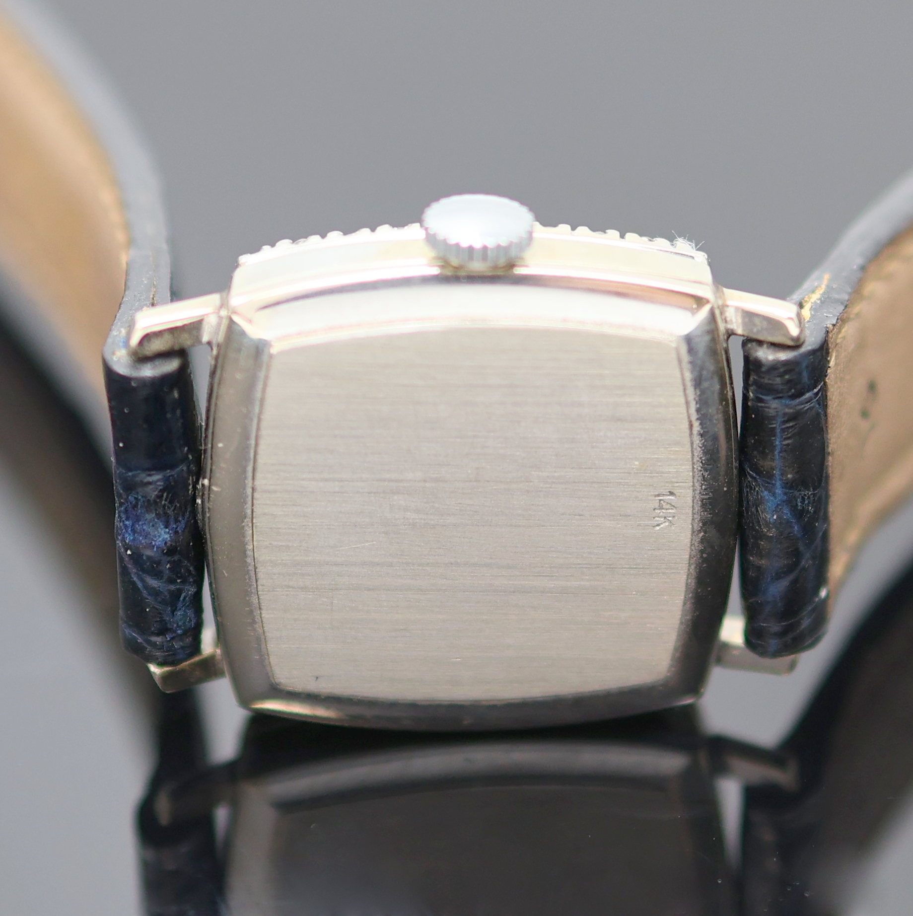 Detail d: GIRARD PERREGAUX Armbanduhr in WG 585/000 mit Diamanten, Schweiz um 1950, Handaufzug, Boden aufgedr., Lünette aufw. m. Diamanten bes., blaues ...