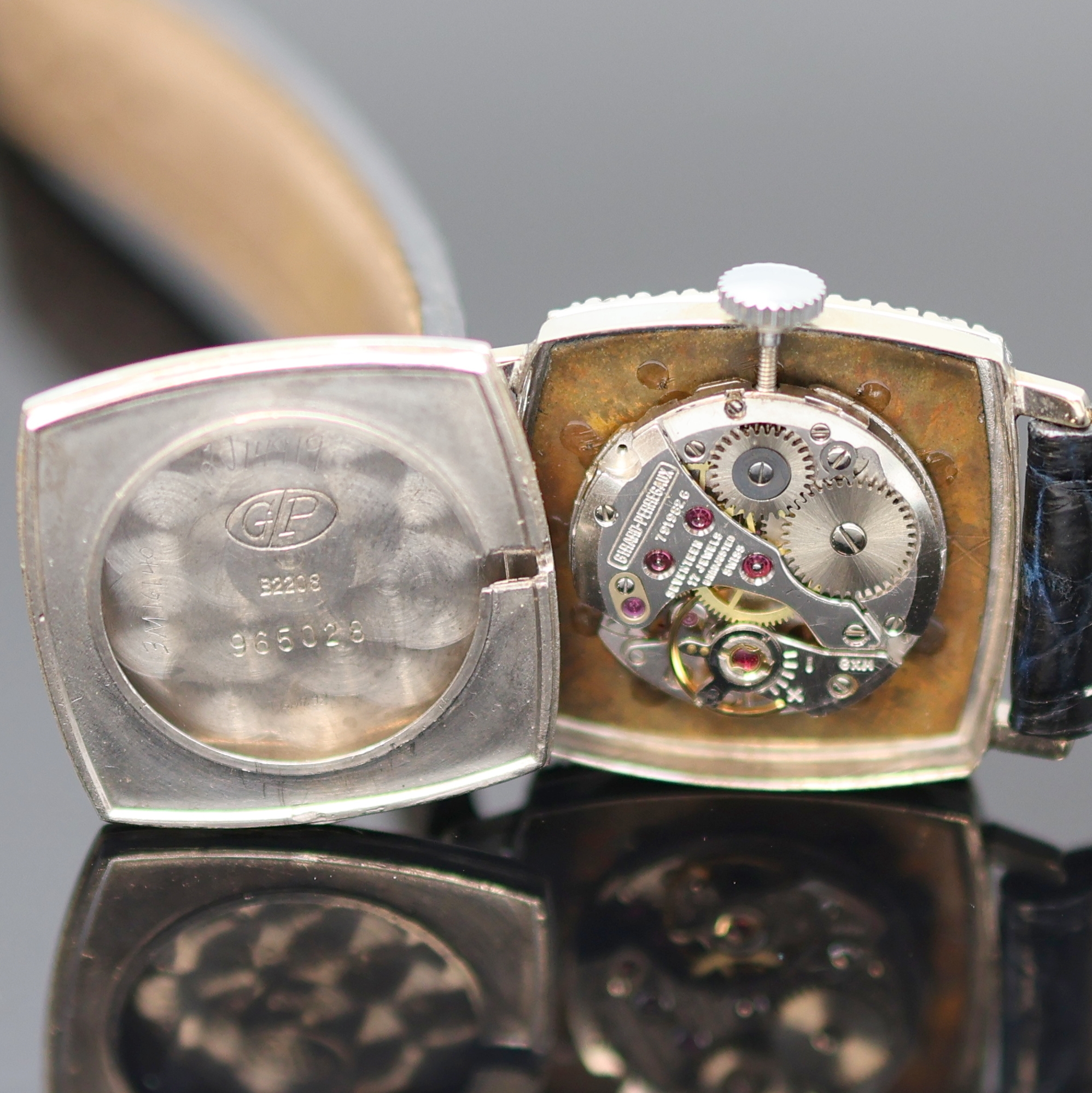 Detail e: GIRARD PERREGAUX Armbanduhr in WG 585/000 mit Diamanten, Schweiz um 1950, Handaufzug, Boden aufgedr., Lünette aufw. m. Diamanten bes., blaues ...