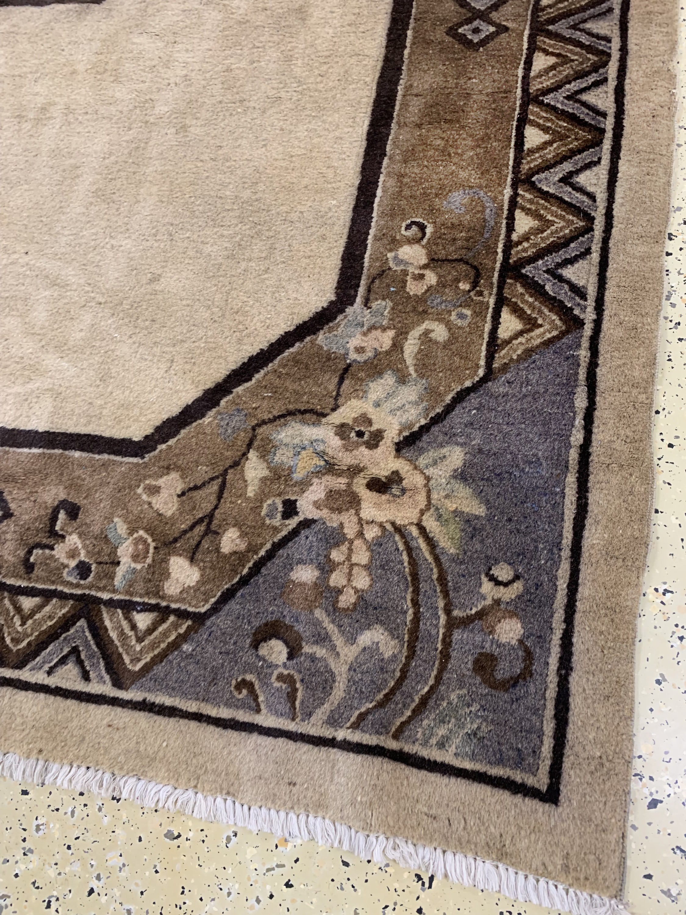Detail a: China antik, Anfang 20.Jhd., Wolle auf Baumwolle, ca. 266 x 186 cm, EHZ: 3, alter Mottenfraß