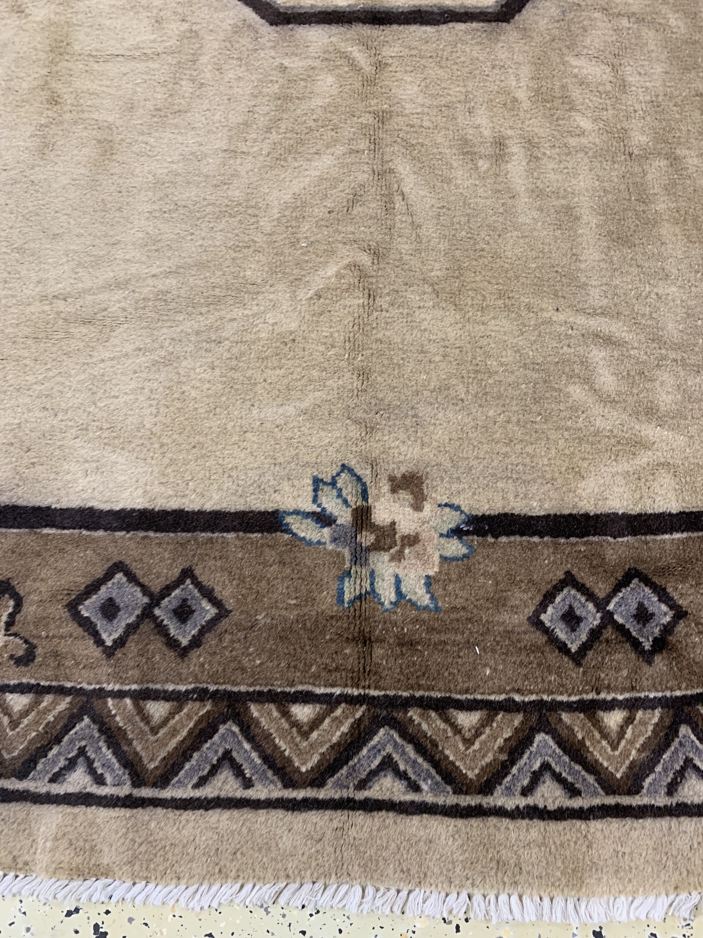 Detail b: China antik, Anfang 20.Jhd., Wolle auf Baumwolle, ca. 266 x 186 cm, EHZ: 3, alter Mottenfraß