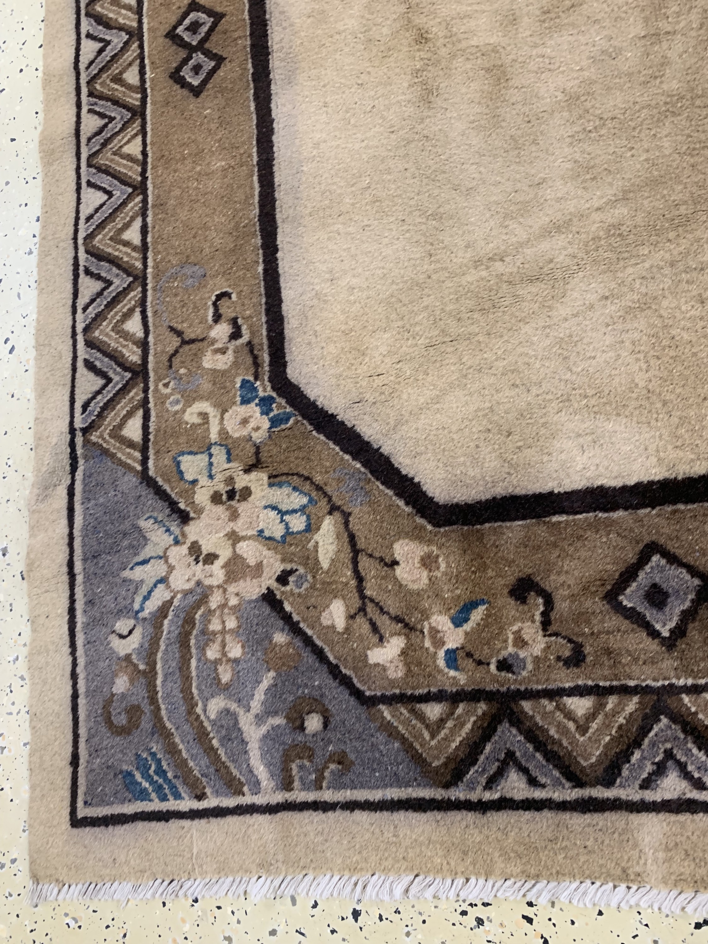 Detail c: China antik, Anfang 20.Jhd., Wolle auf Baumwolle, ca. 266 x 186 cm, EHZ: 3, alter Mottenfraß