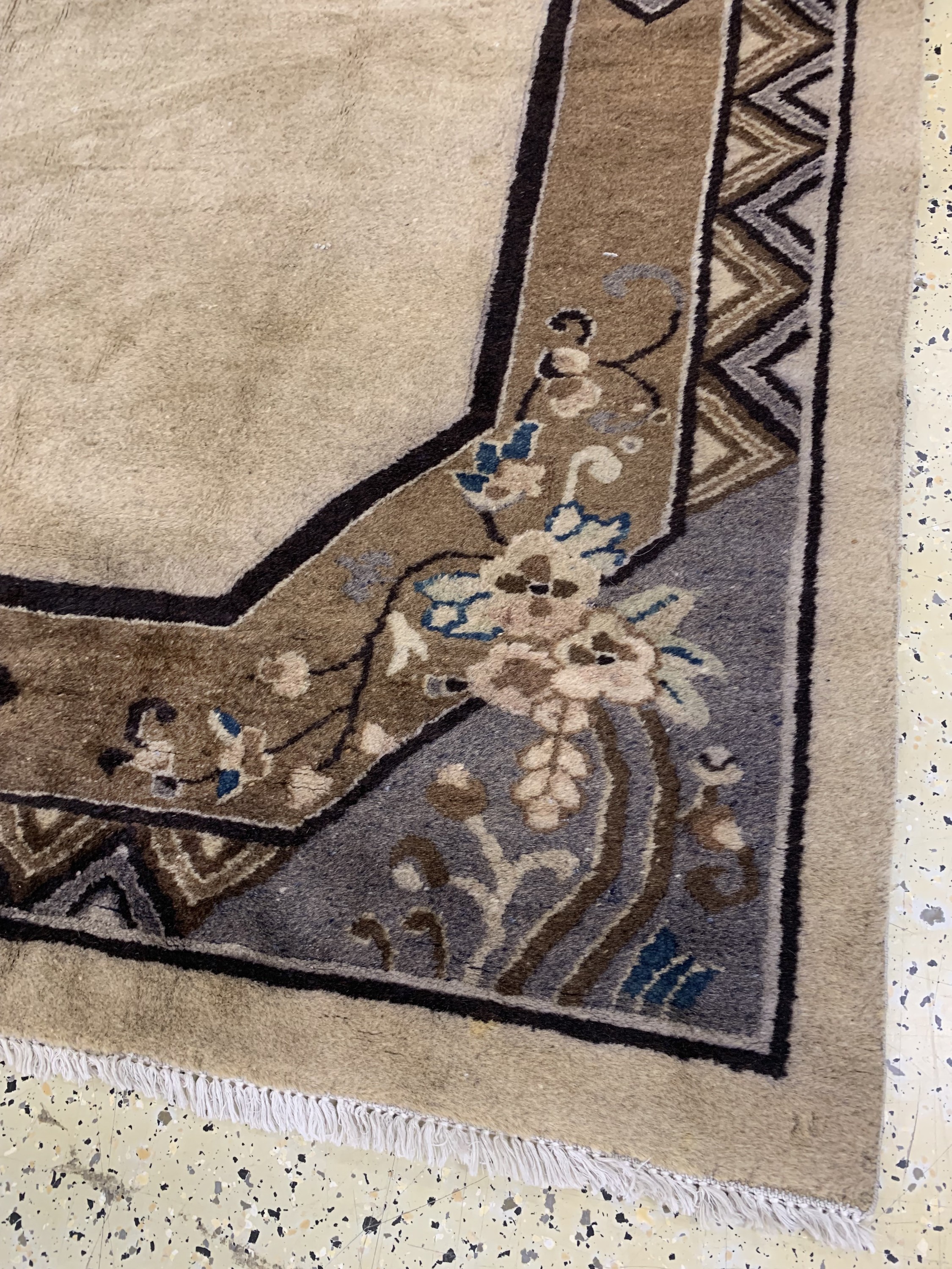 Detail e: China antik, Anfang 20.Jhd., Wolle auf Baumwolle, ca. 266 x 186 cm, EHZ: 3, alter Mottenfraß