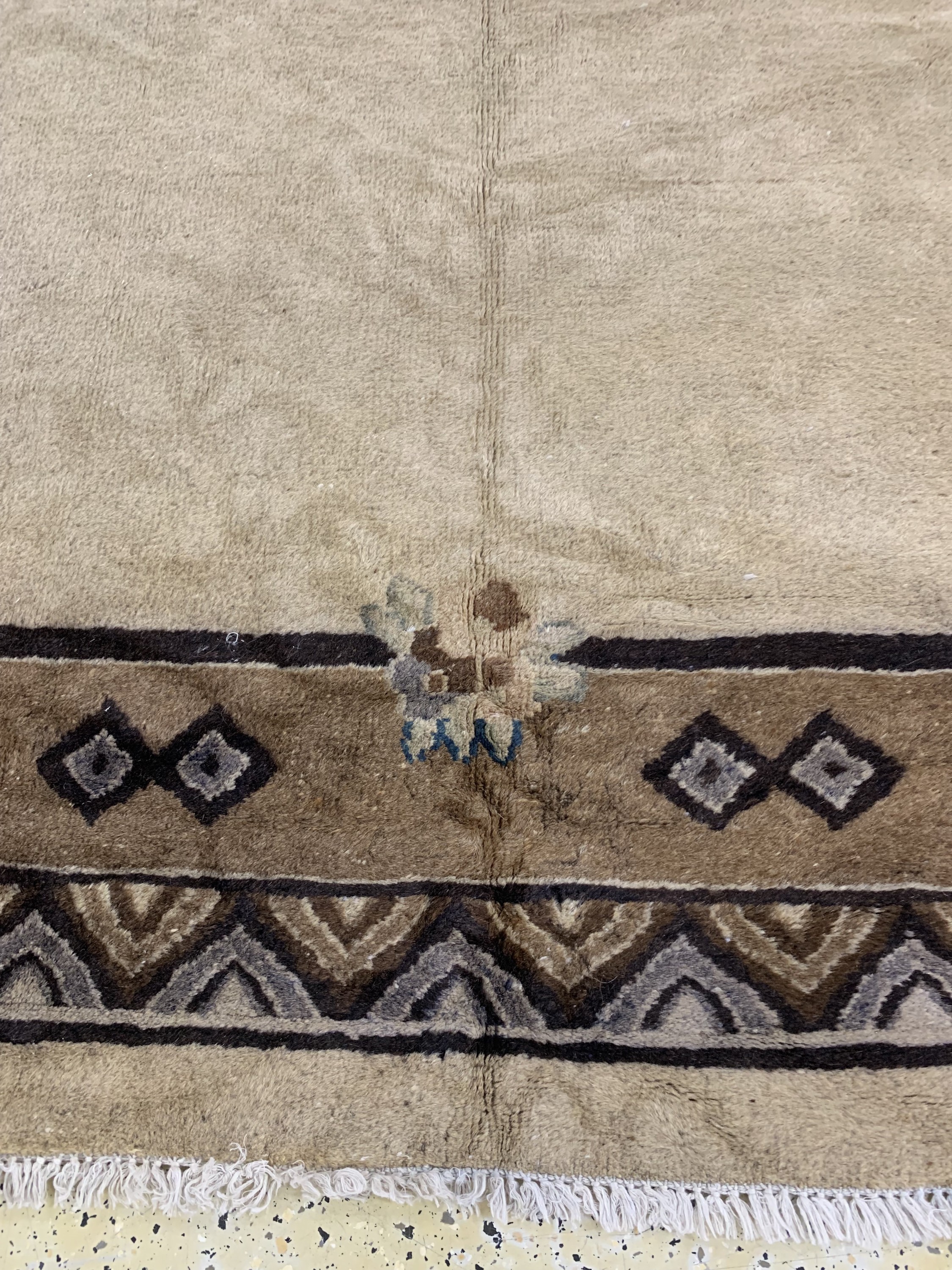 Detail f: China antik, Anfang 20.Jhd., Wolle auf Baumwolle, ca. 266 x 186 cm, EHZ: 3, alter Mottenfraß