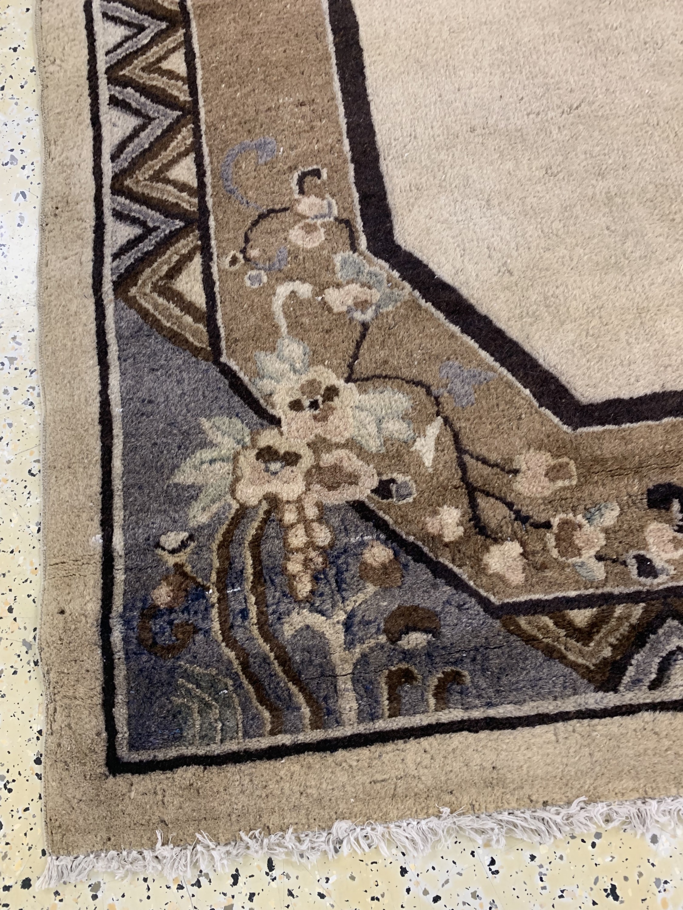 Detail g: China antik, Anfang 20.Jhd., Wolle auf Baumwolle, ca. 266 x 186 cm, EHZ: 3, alter Mottenfraß