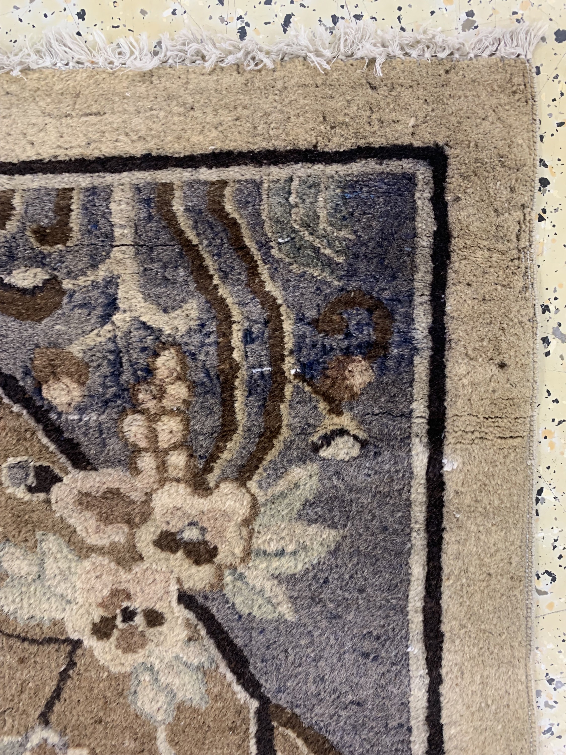 Detail h: China antik, Anfang 20.Jhd., Wolle auf Baumwolle, ca. 266 x 186 cm, EHZ: 3, alter Mottenfraß