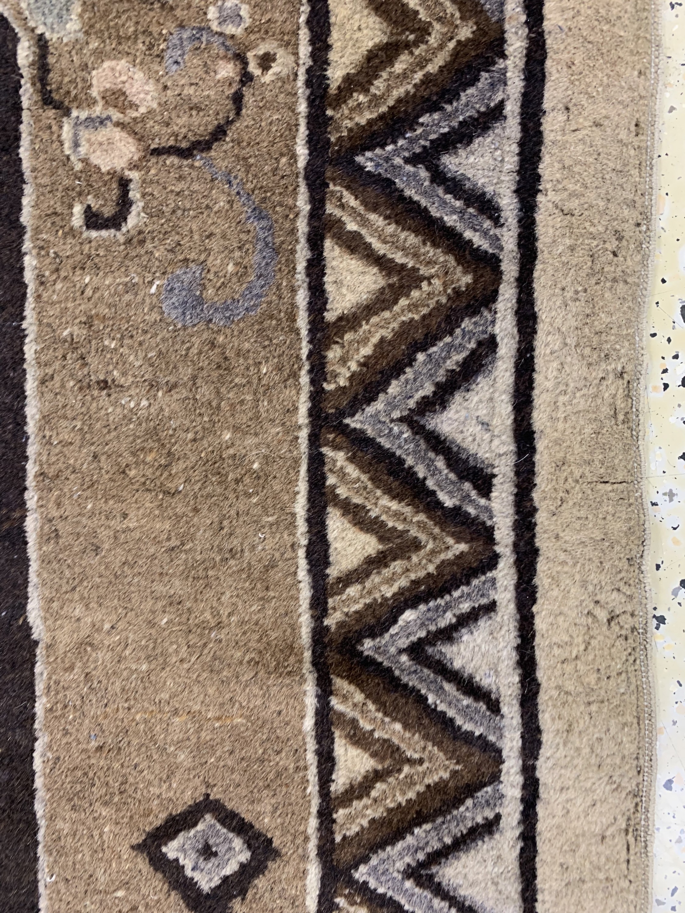 Detail i: China antik, Anfang 20.Jhd., Wolle auf Baumwolle, ca. 266 x 186 cm, EHZ: 3, alter Mottenfraß