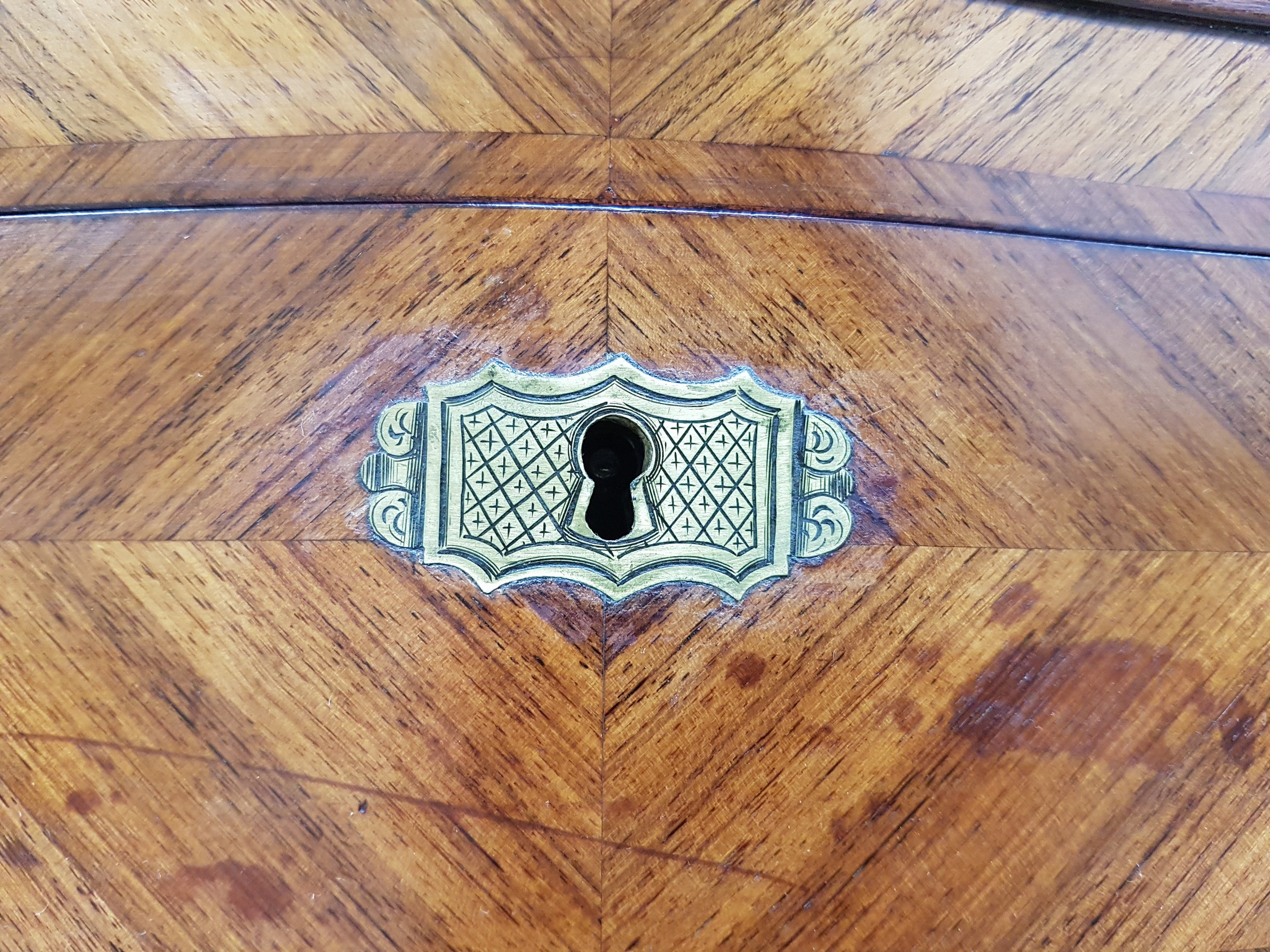 Detail j: Deckelschatulle, Tahan a Paris, 2. Hälfte 19. Jh., gespiegeltes Mahagonifurnier, Leisten Messing, innen sek. mit Stoff ausgeschlagen, ca. 16x33x25cm