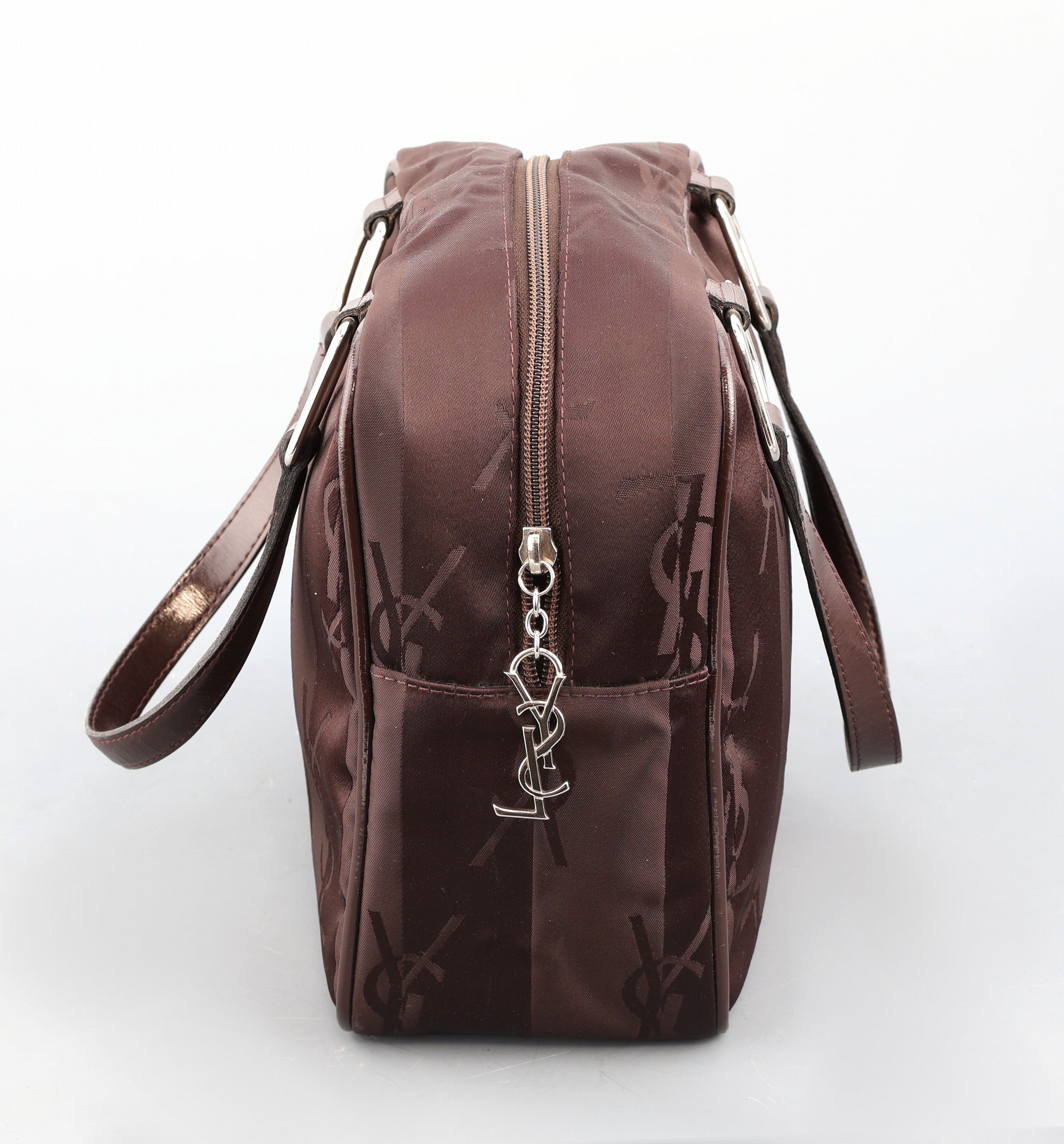 Detail b: YVES SAINT LAURENT Handtasche, braunes Nylon, changierend, Monturen und YSL Anhänger Metall vers., 2 Tragehenkel (besch.), innen schwarzer Stoff, ...