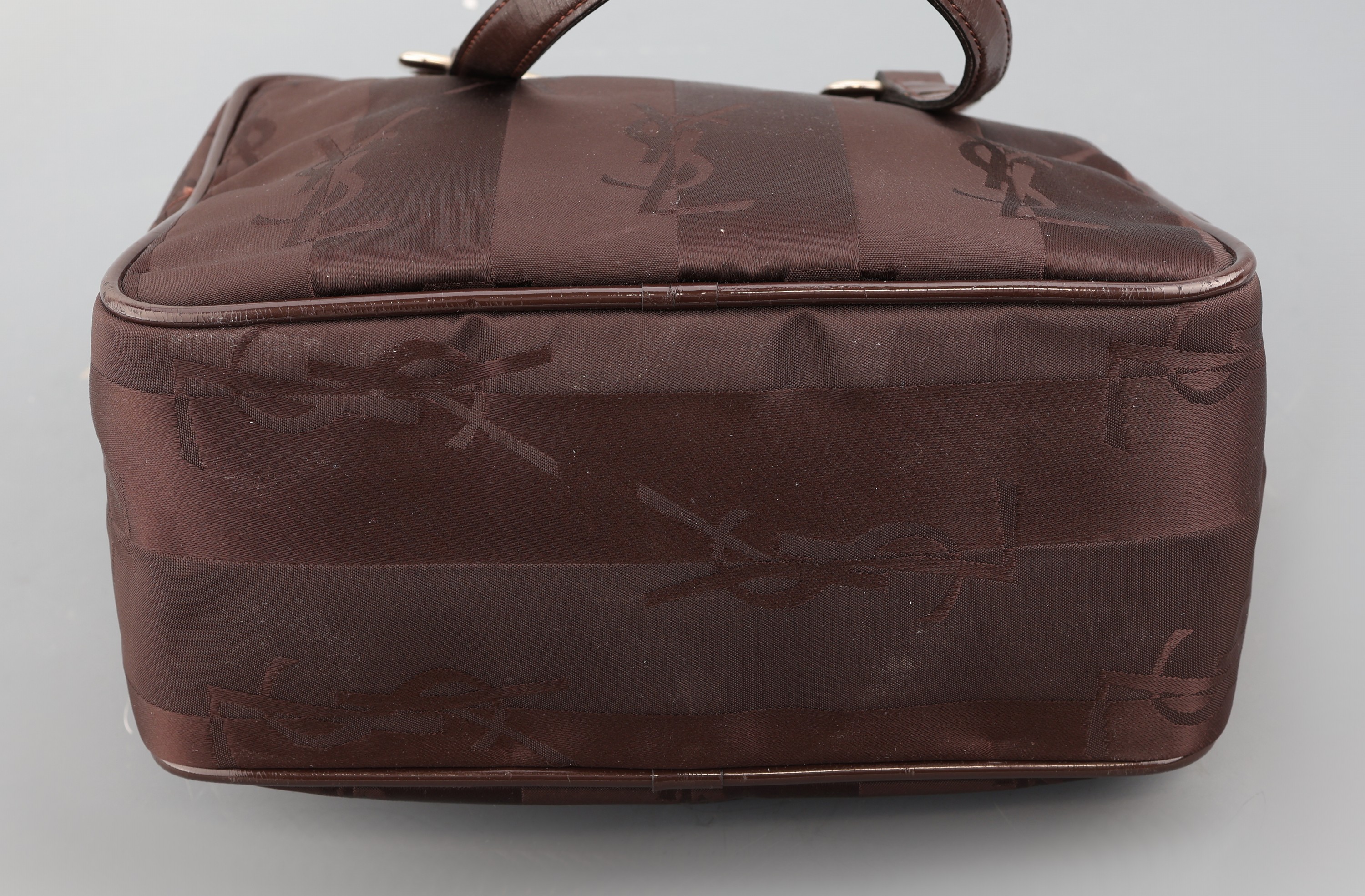 Detail c: YVES SAINT LAURENT Handtasche, braunes Nylon, changierend, Monturen und YSL Anhänger Metall vers., 2 Tragehenkel (besch.), innen schwarzer Stoff, ...