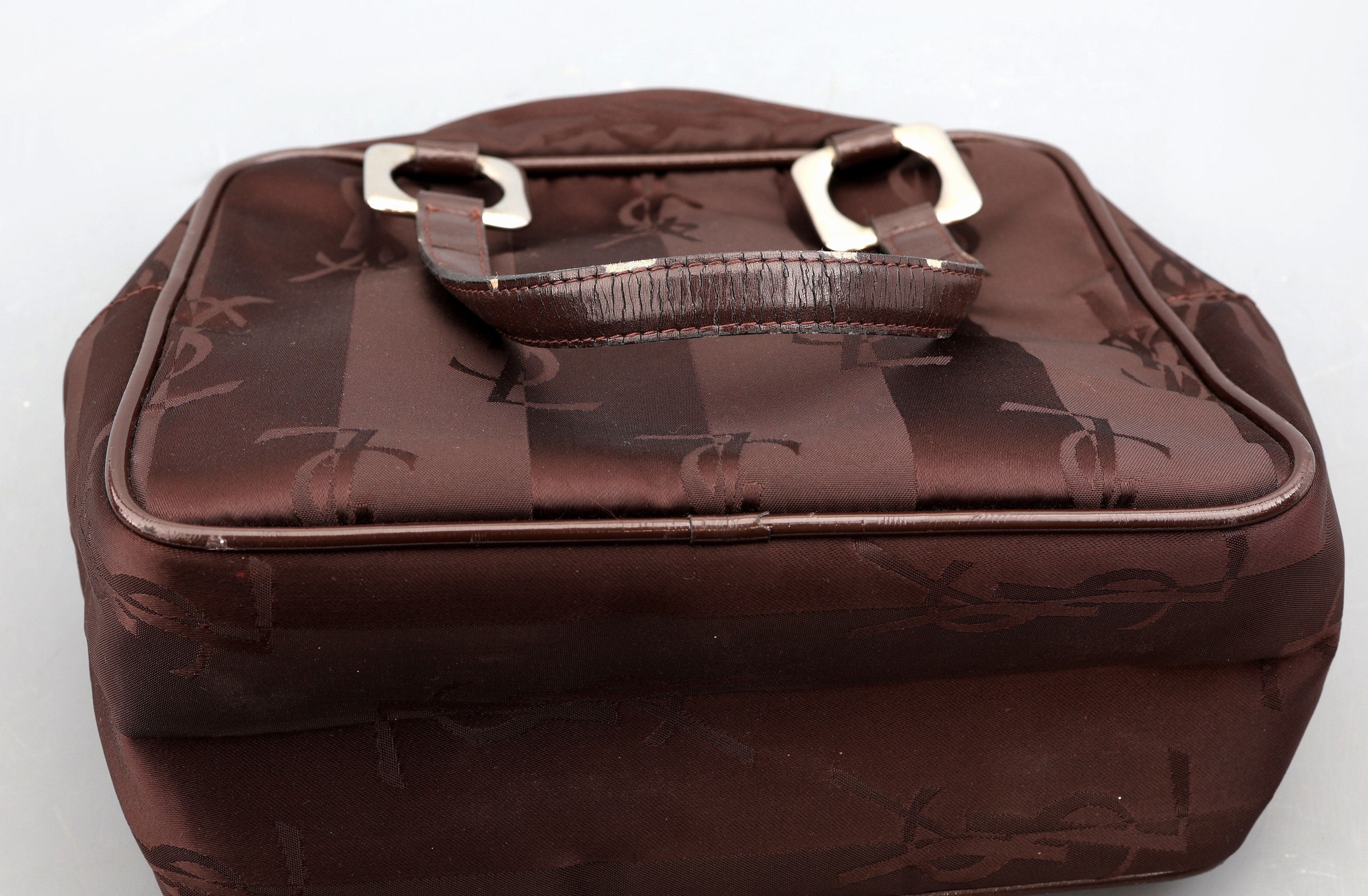 Detail d: YVES SAINT LAURENT Handtasche, braunes Nylon, changierend, Monturen und YSL Anhänger Metall vers., 2 Tragehenkel (besch.), innen schwarzer Stoff, ...