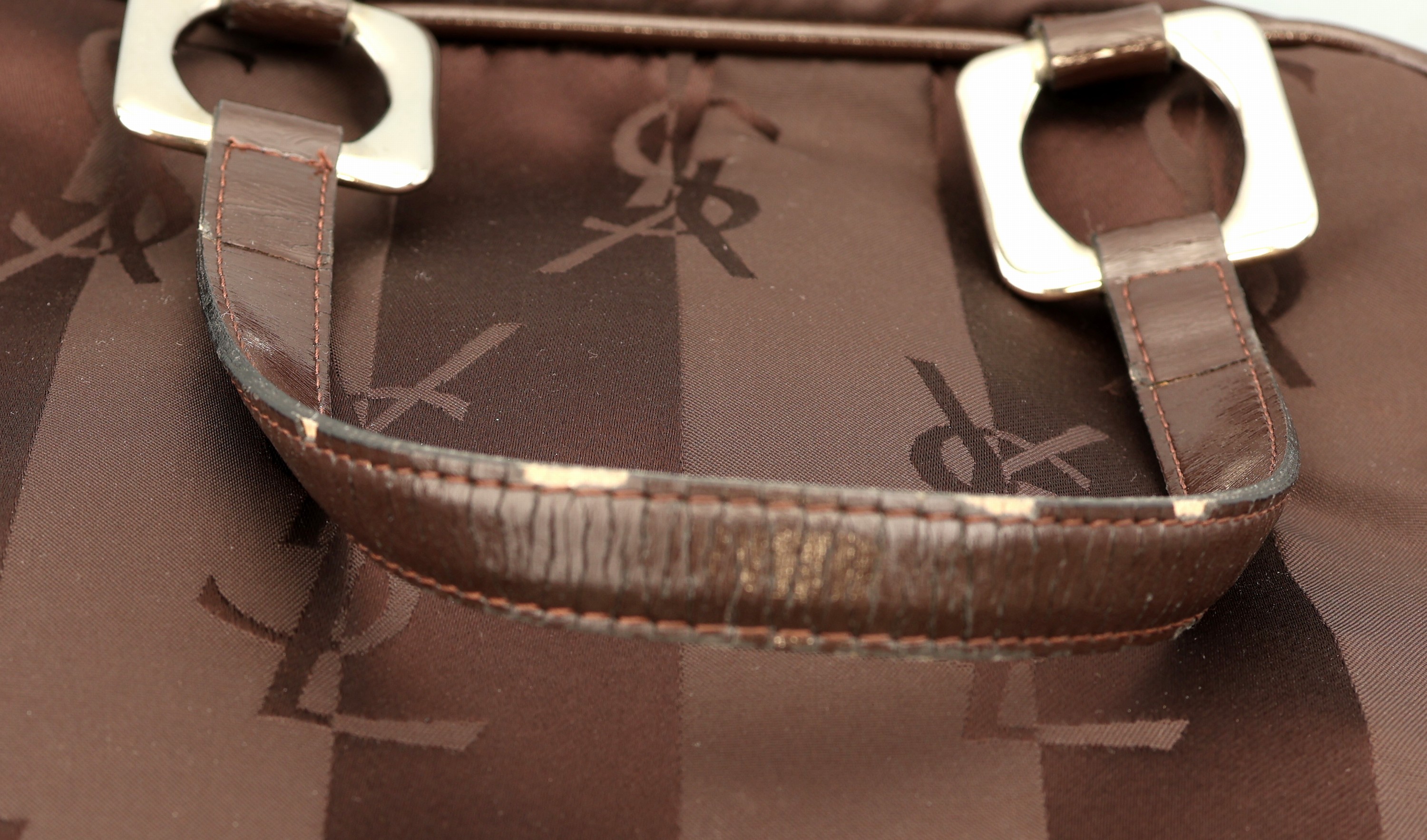 Detail e: YVES SAINT LAURENT Handtasche, braunes Nylon, changierend, Monturen und YSL Anhänger Metall vers., 2 Tragehenkel (besch.), innen schwarzer Stoff, ...