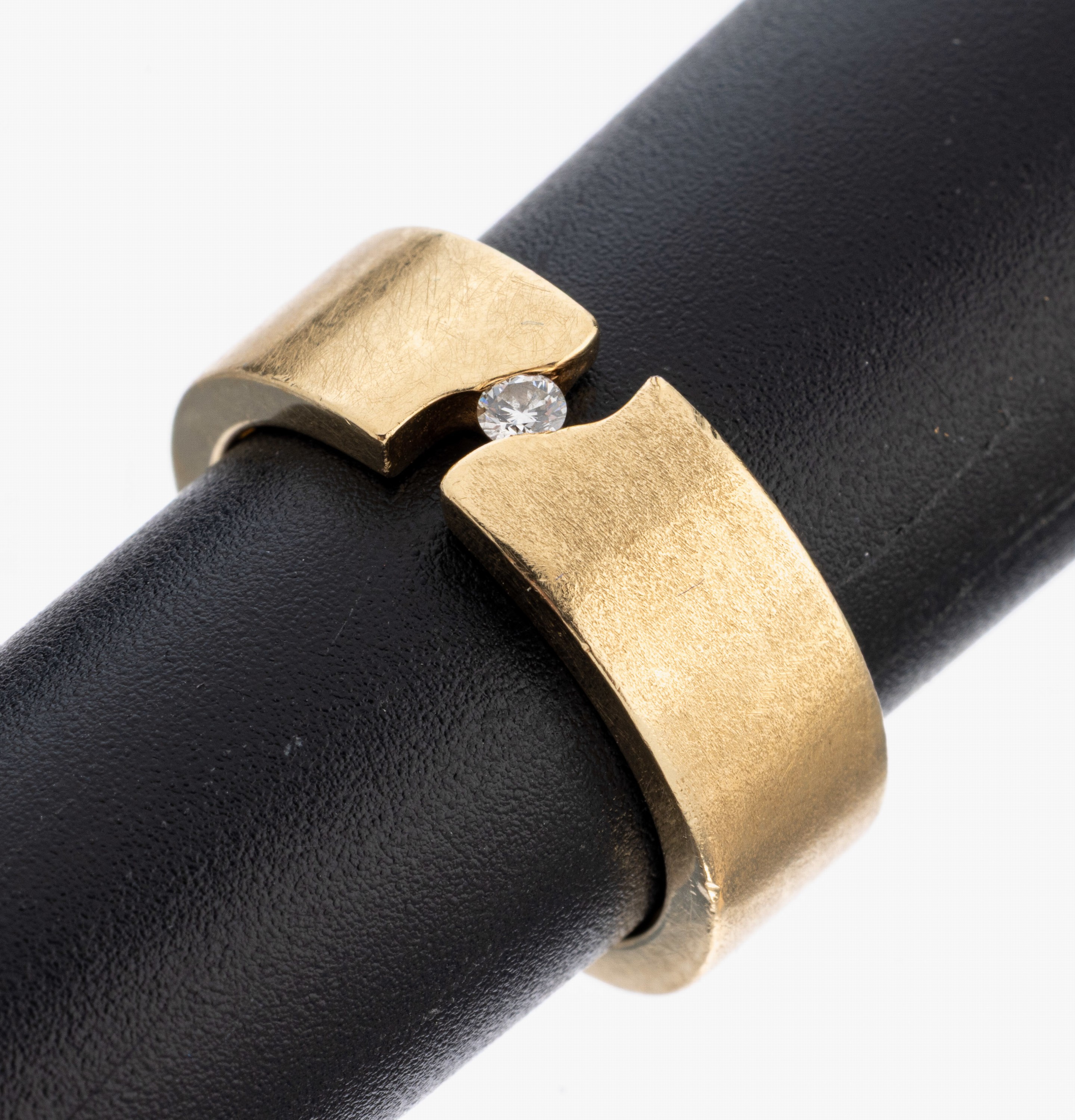 14 kt Gold Brillant-Ring, GG 585/000, Brillant ca. 0.03 ct Weiß/si, B. ca. 6.8 mm, Ringschiene mit pers. Inschrift, RW 52, ca. 10.8 g