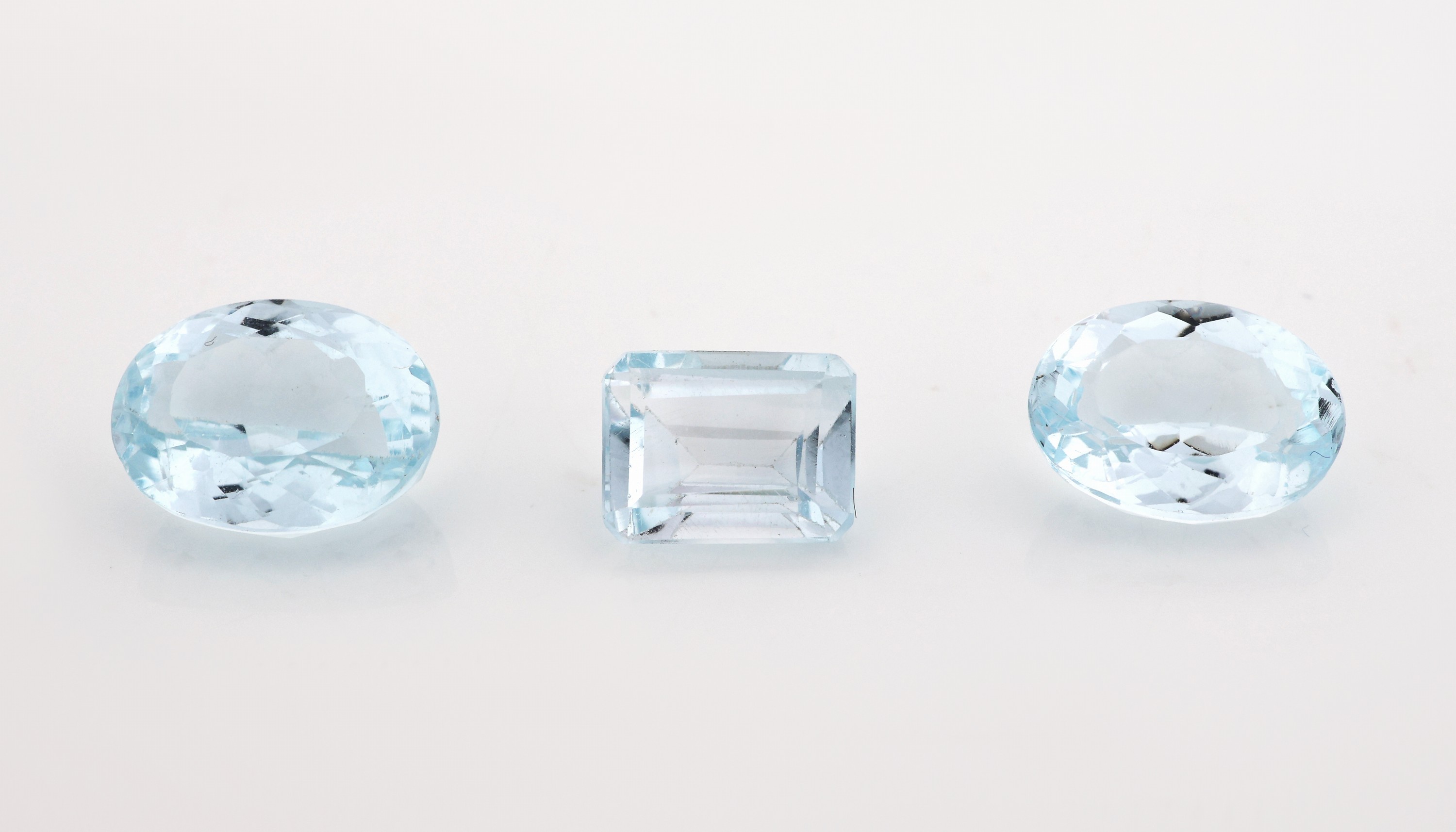 Detail b: Lot 3 lose Aquamarine, zus. ca. 14.49 ct, 2 x ovalfacett., 1 x Treppenschliff
