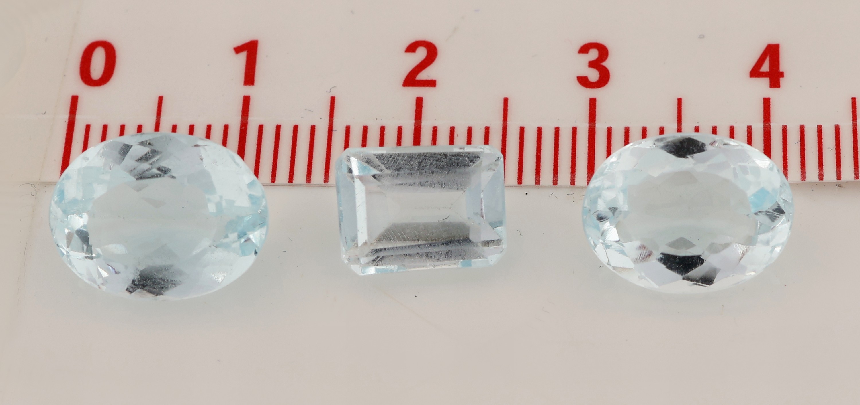 Detail c: Lot 3 lose Aquamarine, zus. ca. 14.49 ct, 2 x ovalfacett., 1 x Treppenschliff