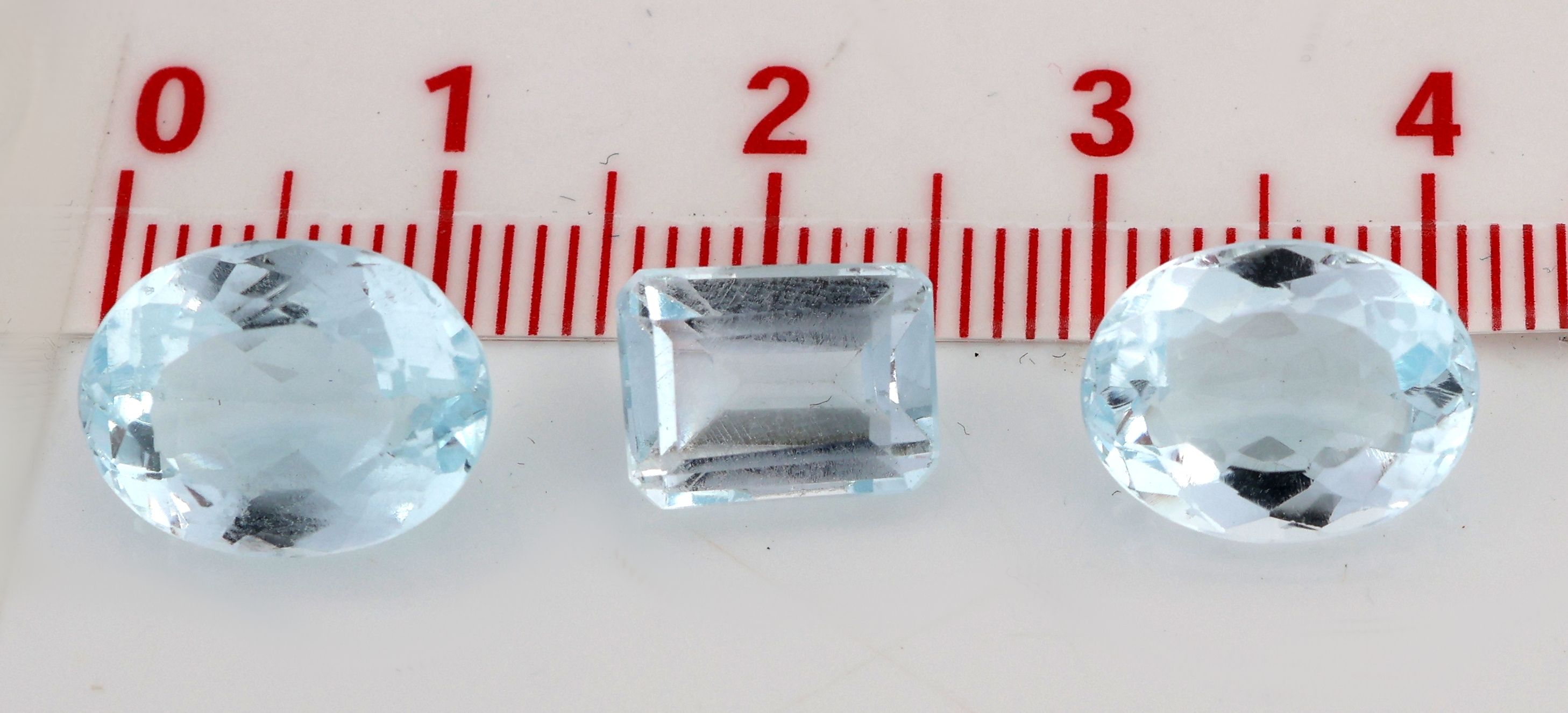 Detail d: Lot 3 lose Aquamarine, zus. ca. 14.49 ct, 2 x ovalfacett., 1 x Treppenschliff