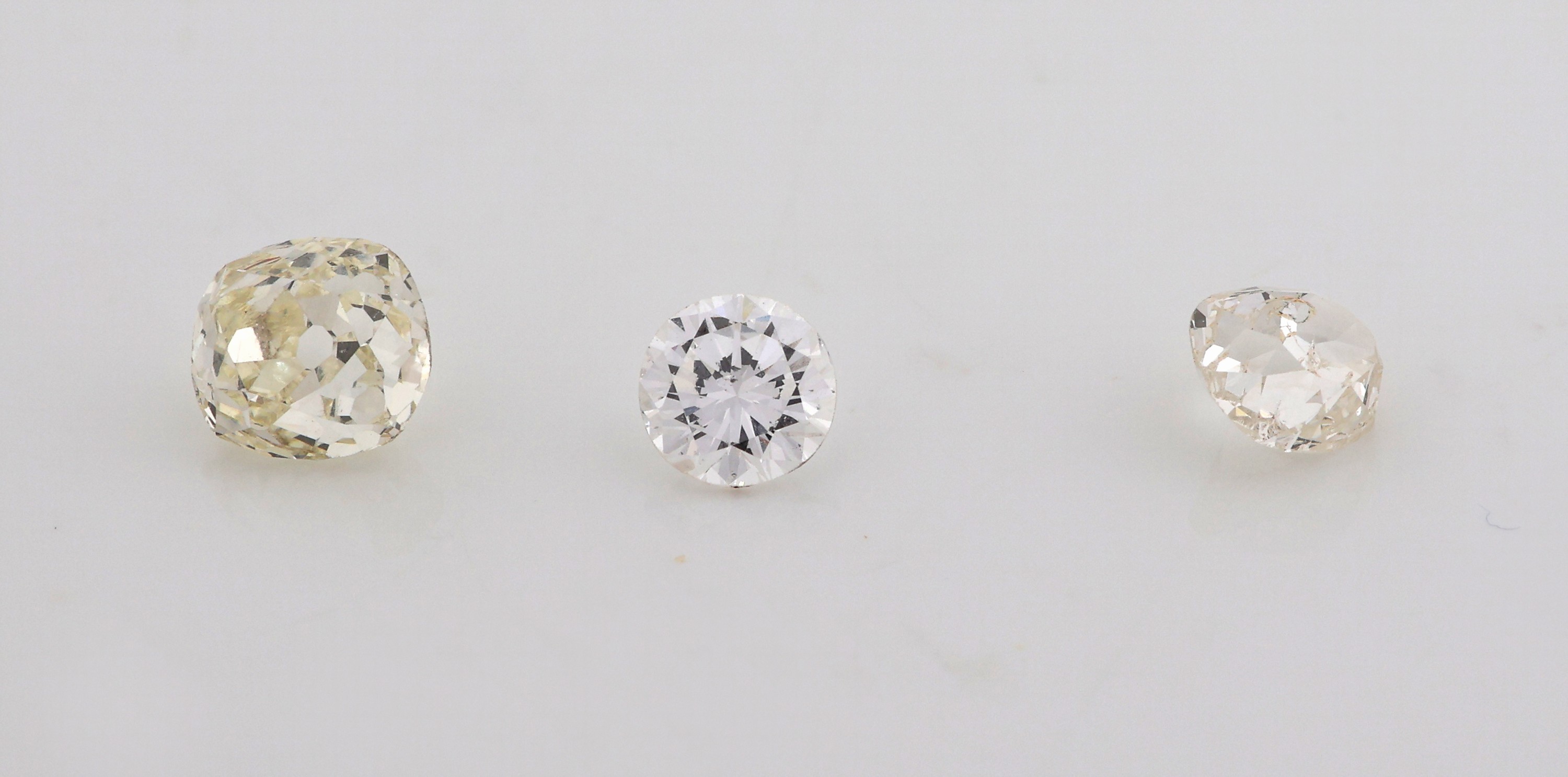 Detail a: Lot 3 lose Diamanten, zus. ca. 1.08 ct 1 Brillant, 2 Altschliffdiamanten Weiß-light yellow/si-p1
