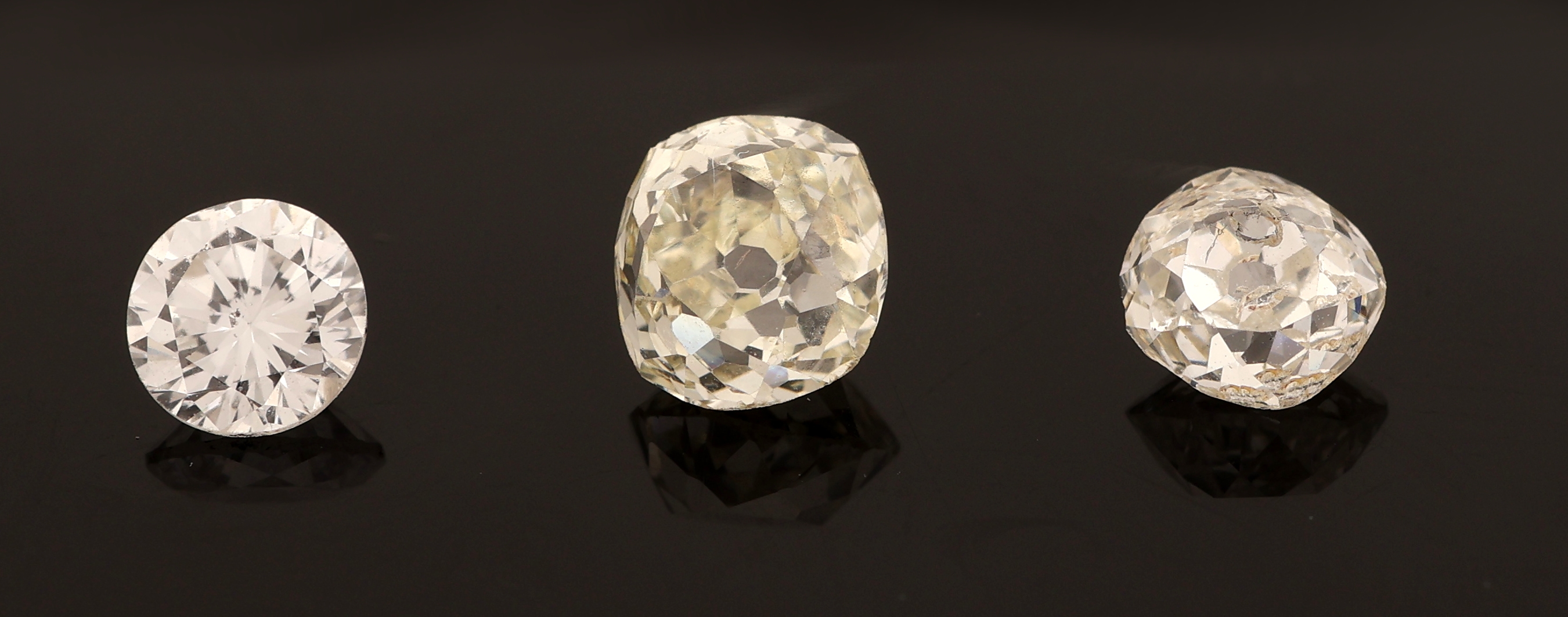 Detail b: Lot 3 lose Diamanten, zus. ca. 1.08 ct 1 Brillant, 2 Altschliffdiamanten Weiß-light yellow/si-p1