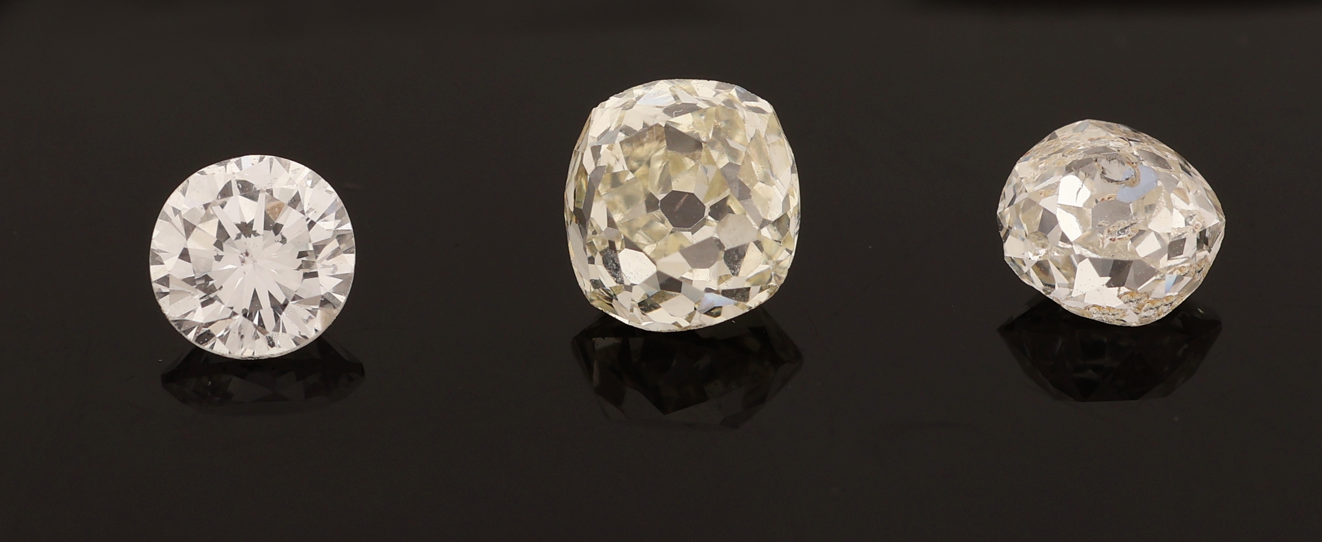 Detail c: Lot 3 lose Diamanten, zus. ca. 1.08 ct 1 Brillant, 2 Altschliffdiamanten Weiß-light yellow/si-p1