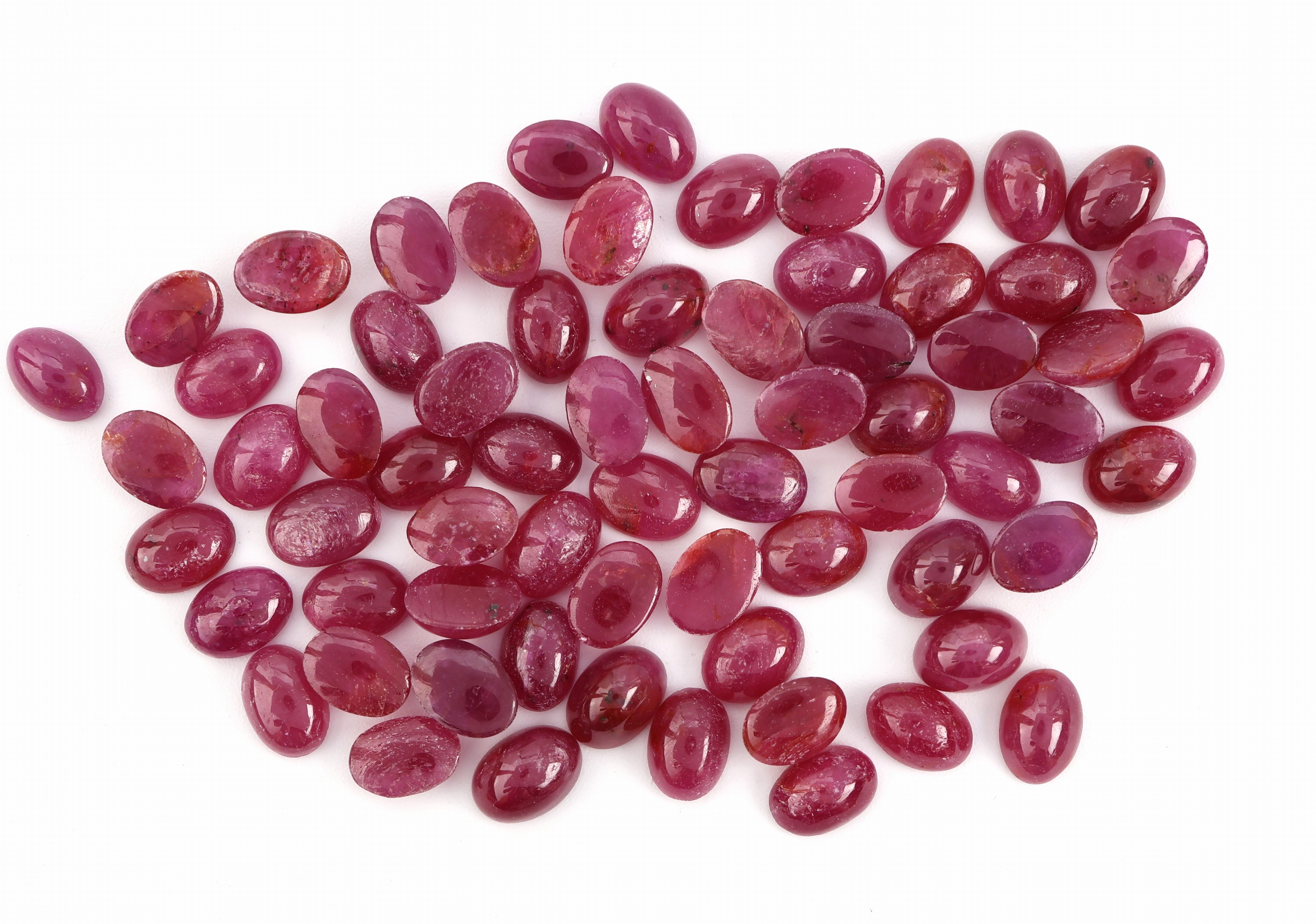 Detail a: Lot lose Rubine, 70.86 ct, ovale Cabochons in versch. Größen und Farbnuancen, Ausfassware