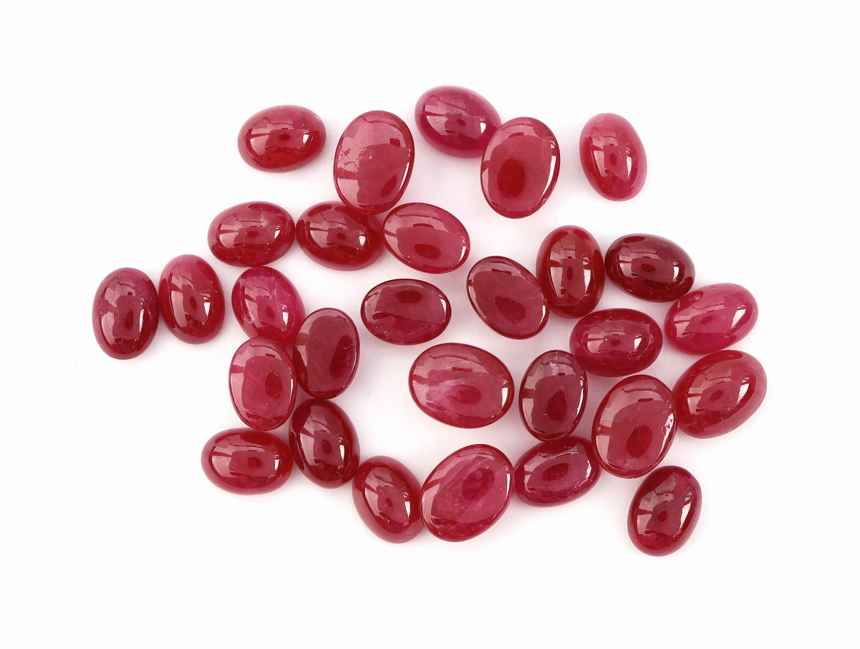 Detail a: Lot lose Rubine, zus. ca. 40.49 ct, ovale Cabochons in versch. Größen und Farbnuancen, Ausfassware
