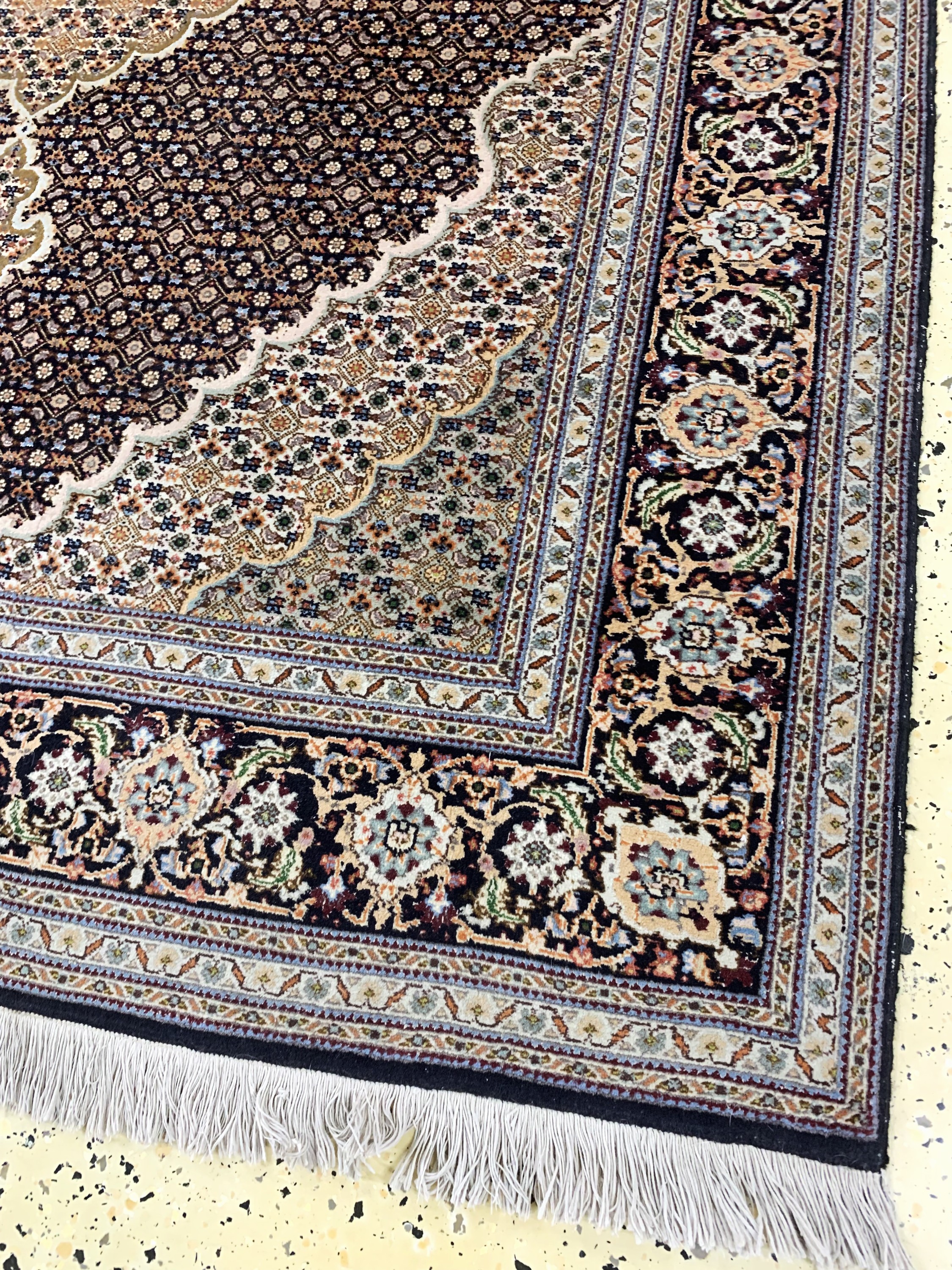 Detail a: Täbriz fein(50 Raj), Persien, Mitte 20.Jhd,Korkwolle mit Seide, ca. 200 x 150 cm, ca. 500.000 Kn/qm, EHZ: 2