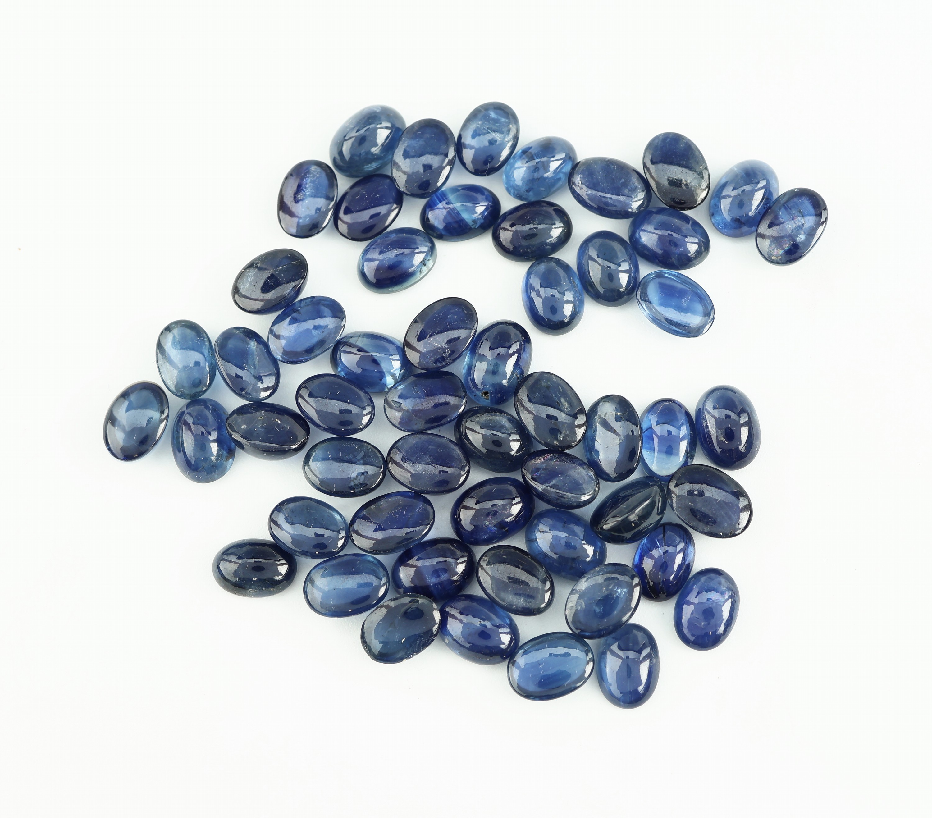Detail a: Lot lose Saphire, zus. ca. 65.12 ct, ovale Cabochons in versch. Größen und Farbnuancen, Ausfassware