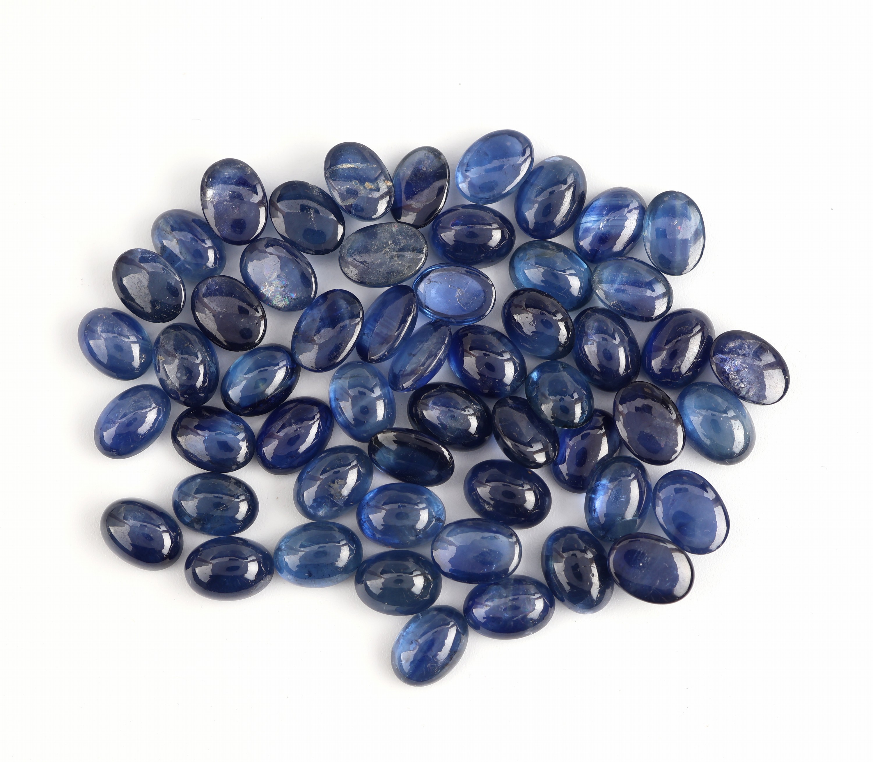 Detail a: Lot lose Saphire, zus. ca. 63.37 ct, ovale Cabochons in versch. Größen und Farbnuancen, Ausfassware