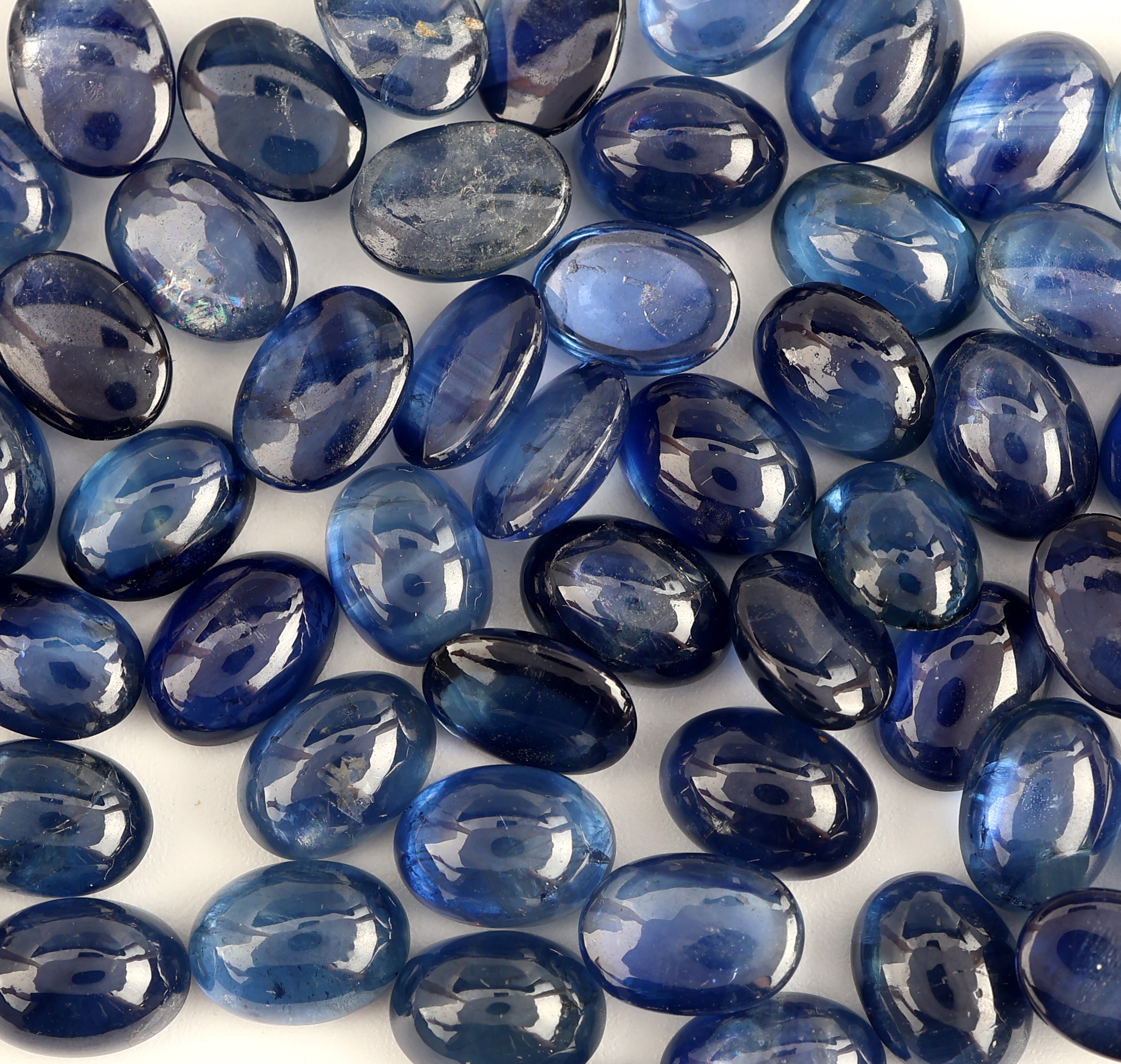 Detail b: Lot lose Saphire, zus. ca. 63.37 ct, ovale Cabochons in versch. Größen und Farbnuancen, Ausfassware