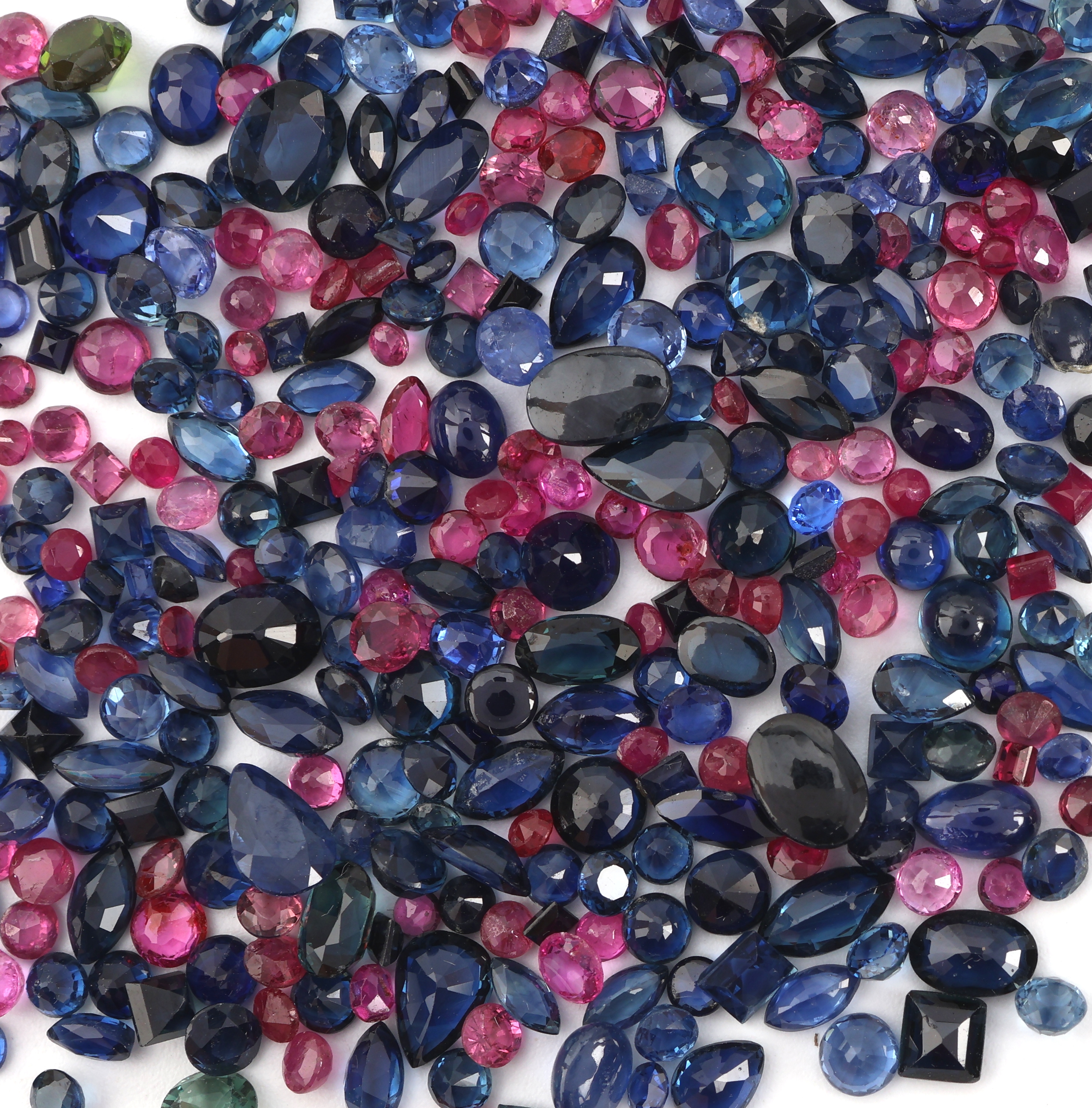Detail a: Lot lose Farbsteine, zus. ca. 38.11 ct, Rubineund Saphire in versch. Größen, Schliffformen und Farbnuancen, Ausfassware