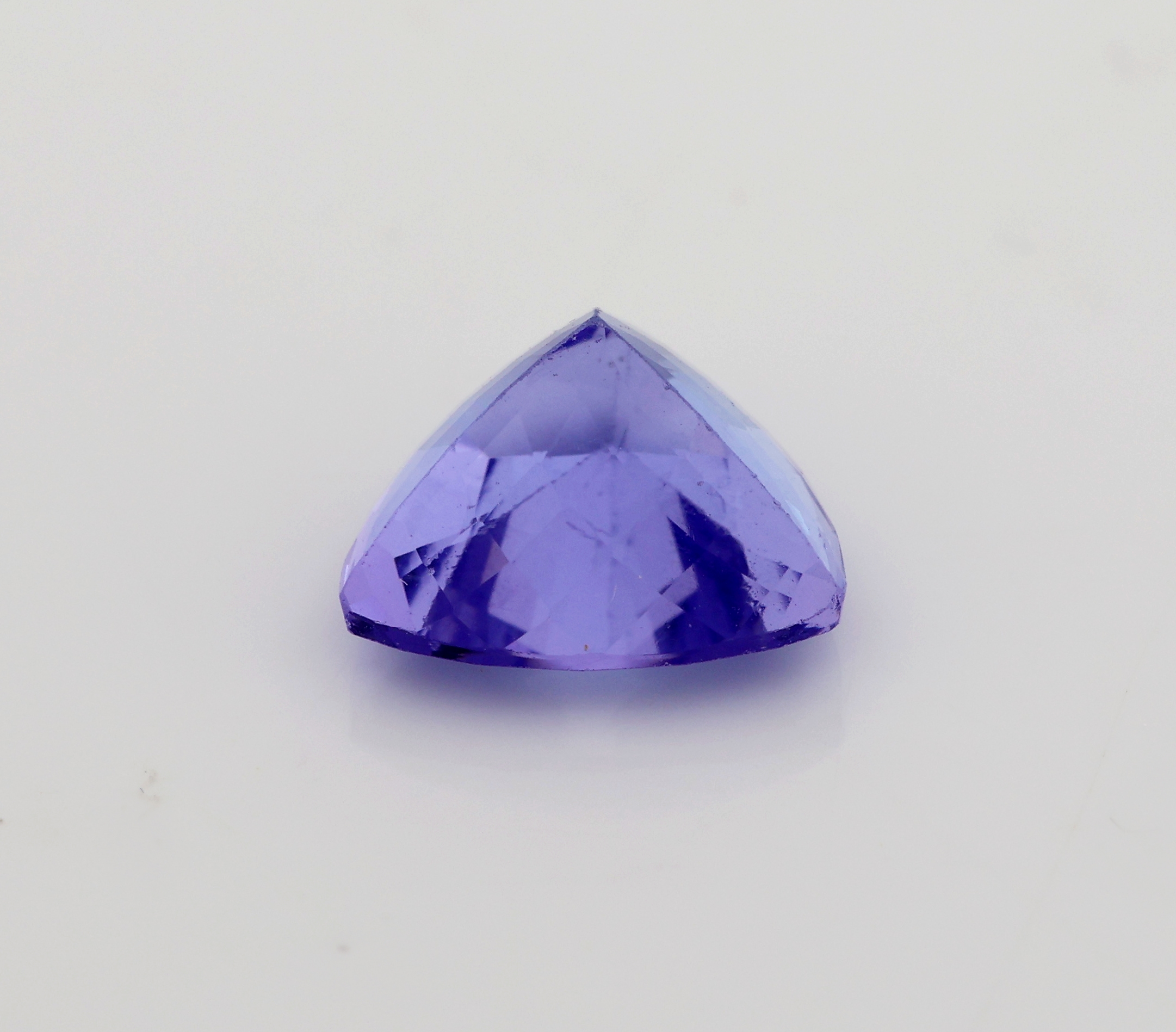 Detail a: Loser Tansanit, ca. 1.97 ct, facett. Triangel