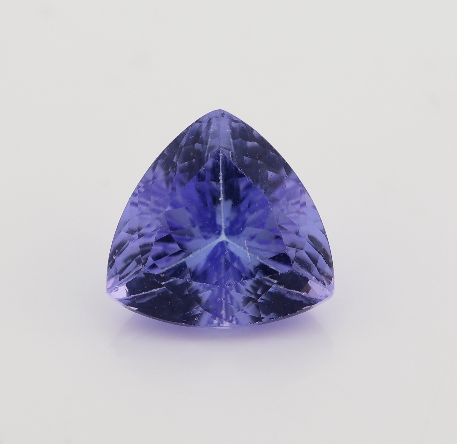 Detail b: Loser Tansanit, ca. 1.97 ct, facett. Triangel