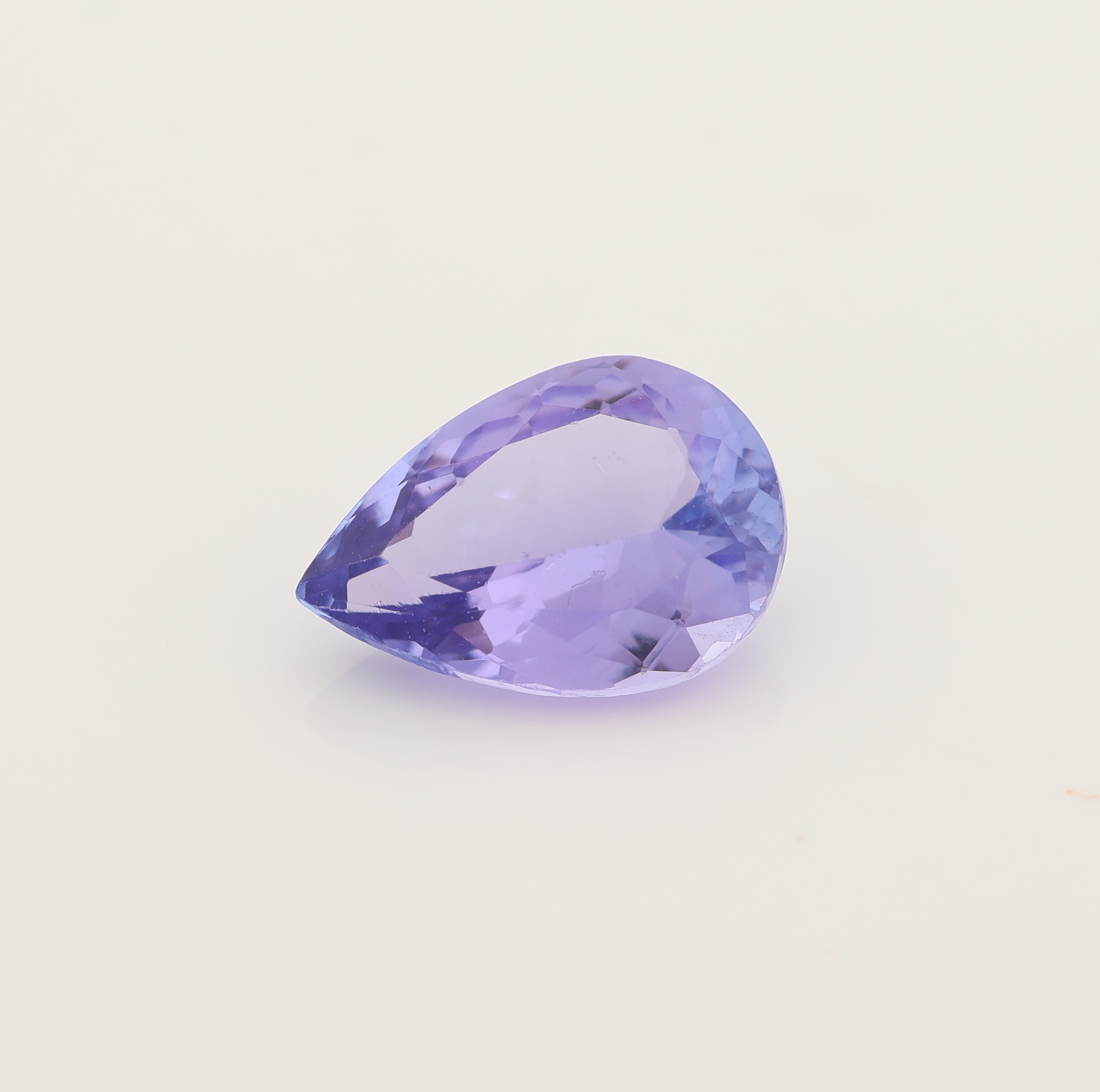 Detail a: Loser Tansanit, ca. 1.84 ct, facett. Tropfen