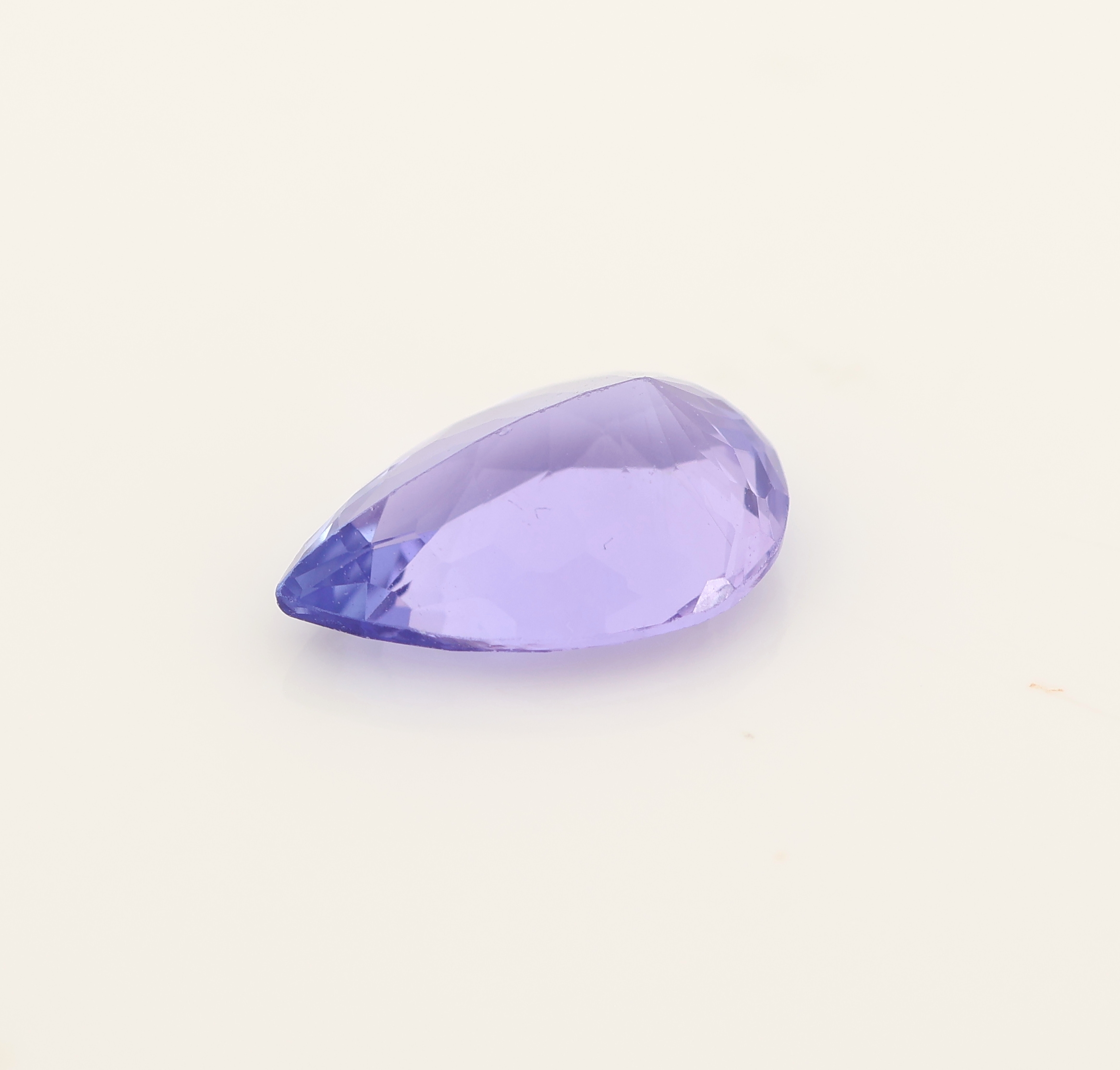 Detail b: Loser Tansanit, ca. 1.84 ct, facett. Tropfen