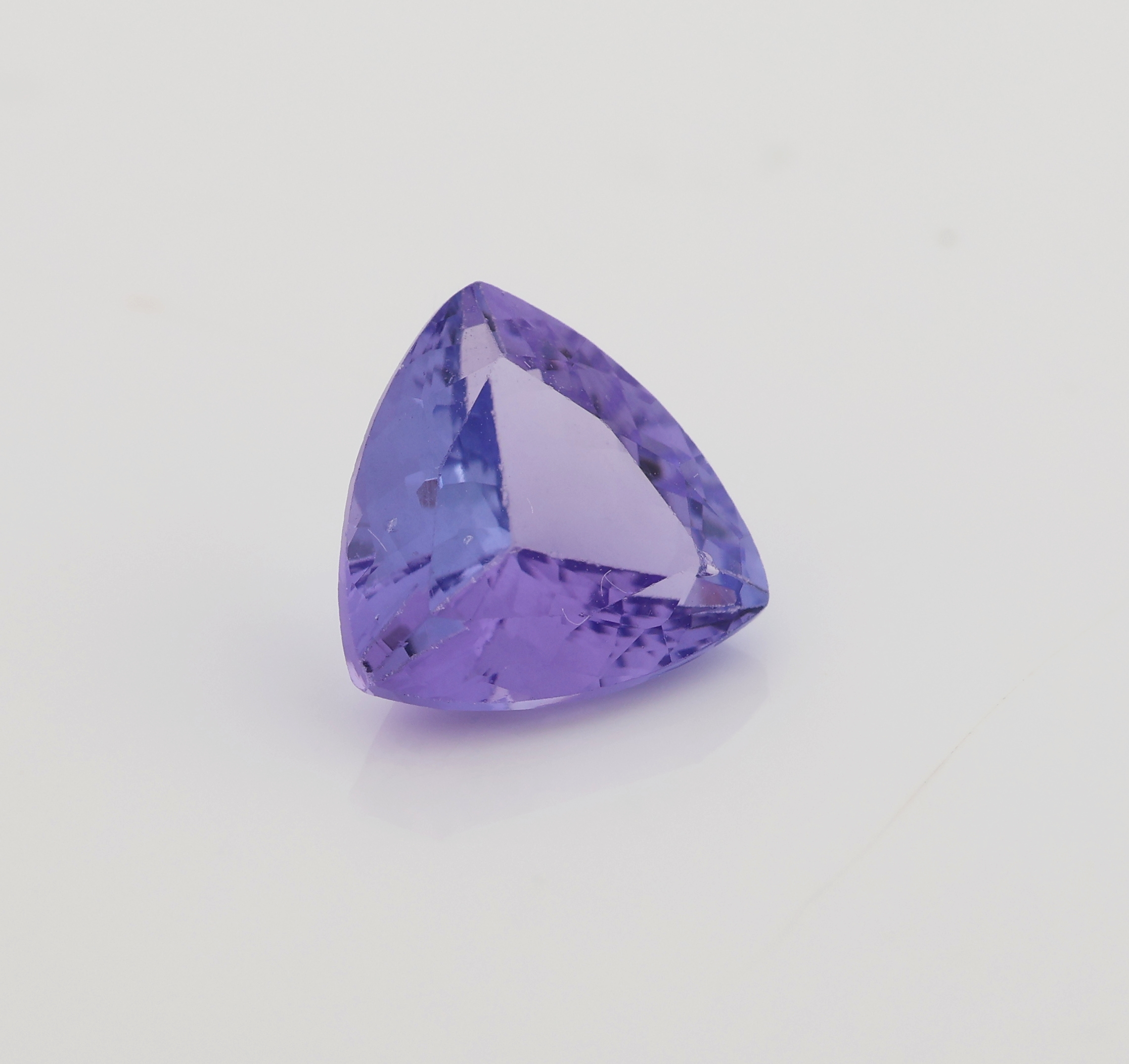 Detail a: Loser Tansanit, ca. 1.87 ct, facett. Triangel